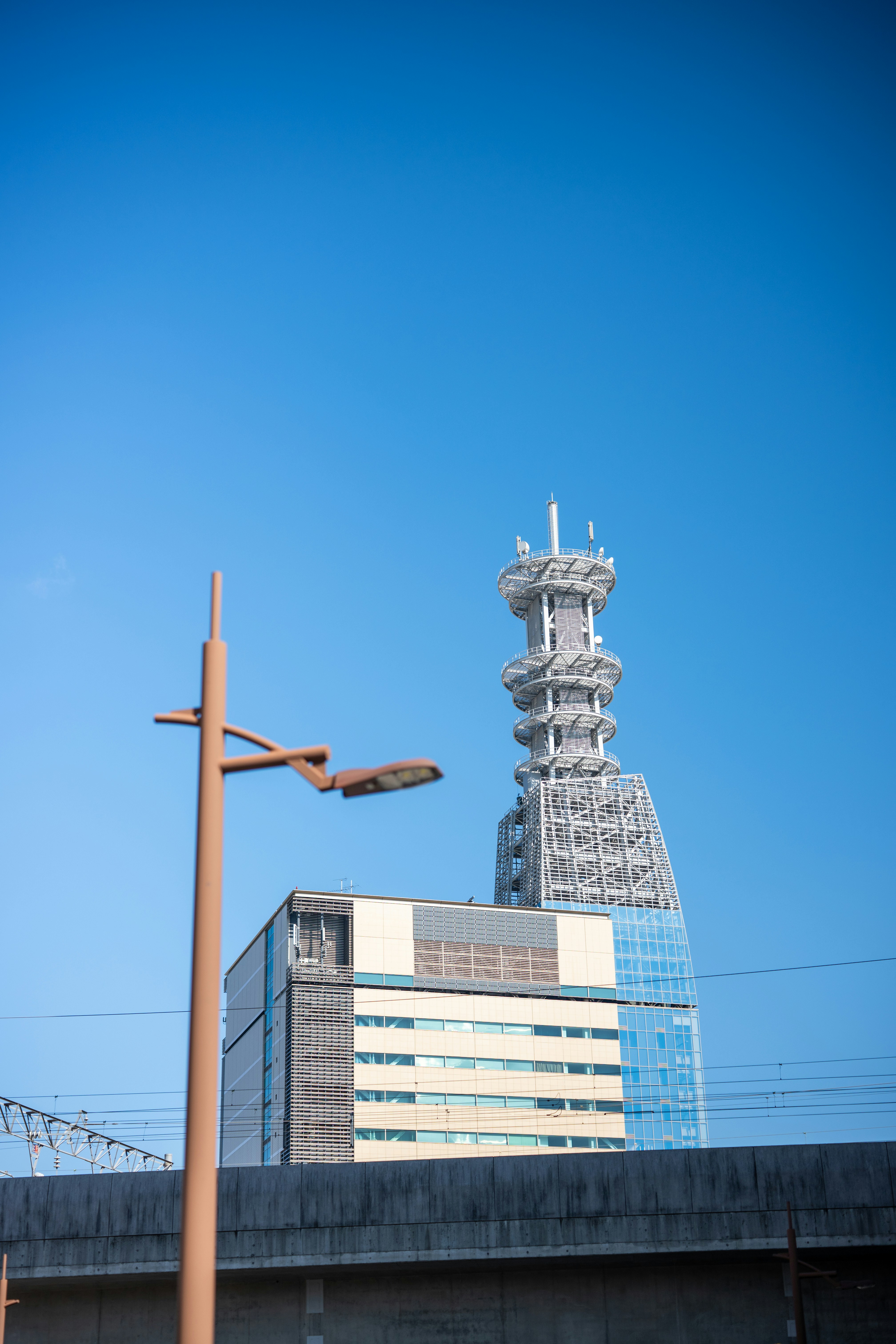 Edificios modernos y un cielo azul claro.
