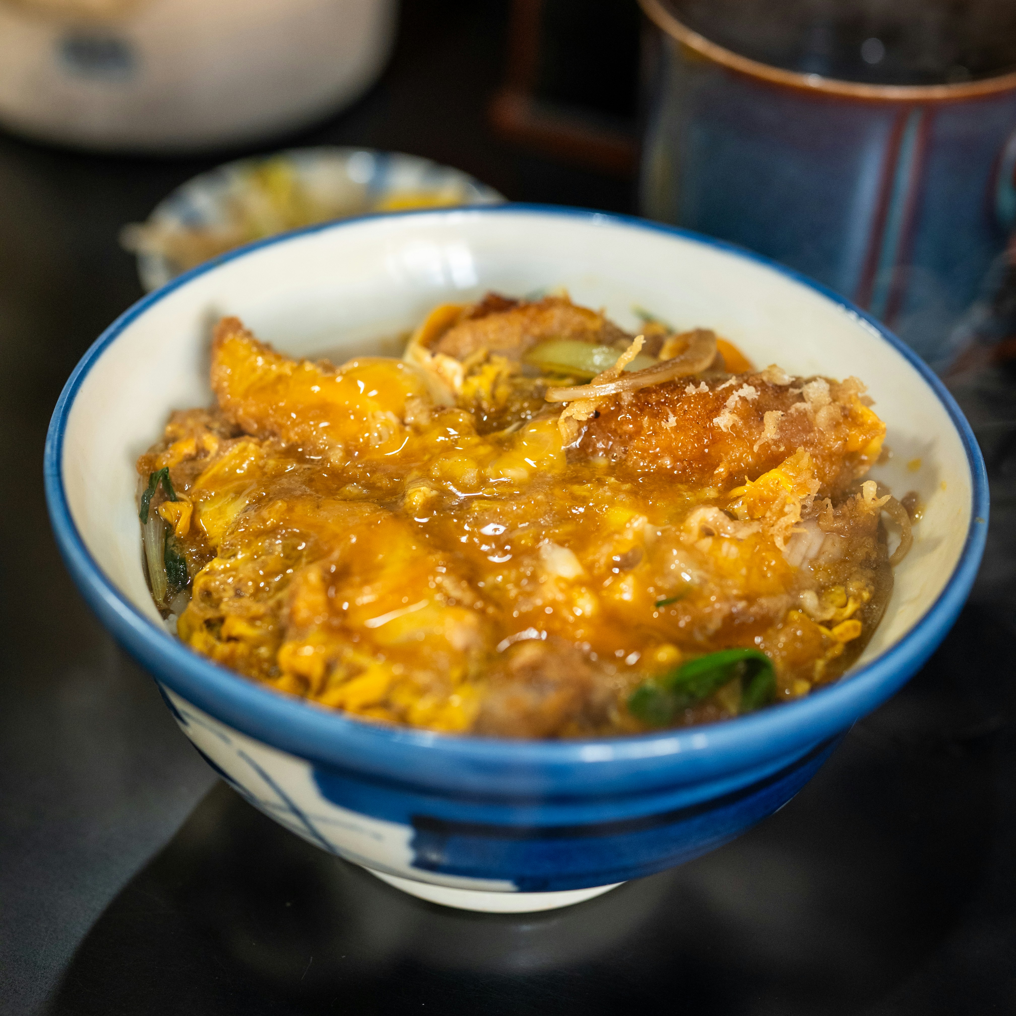 Bowl de Arroz Integral con Pollo, Ají Dulce Asado y Mazorca Tierna