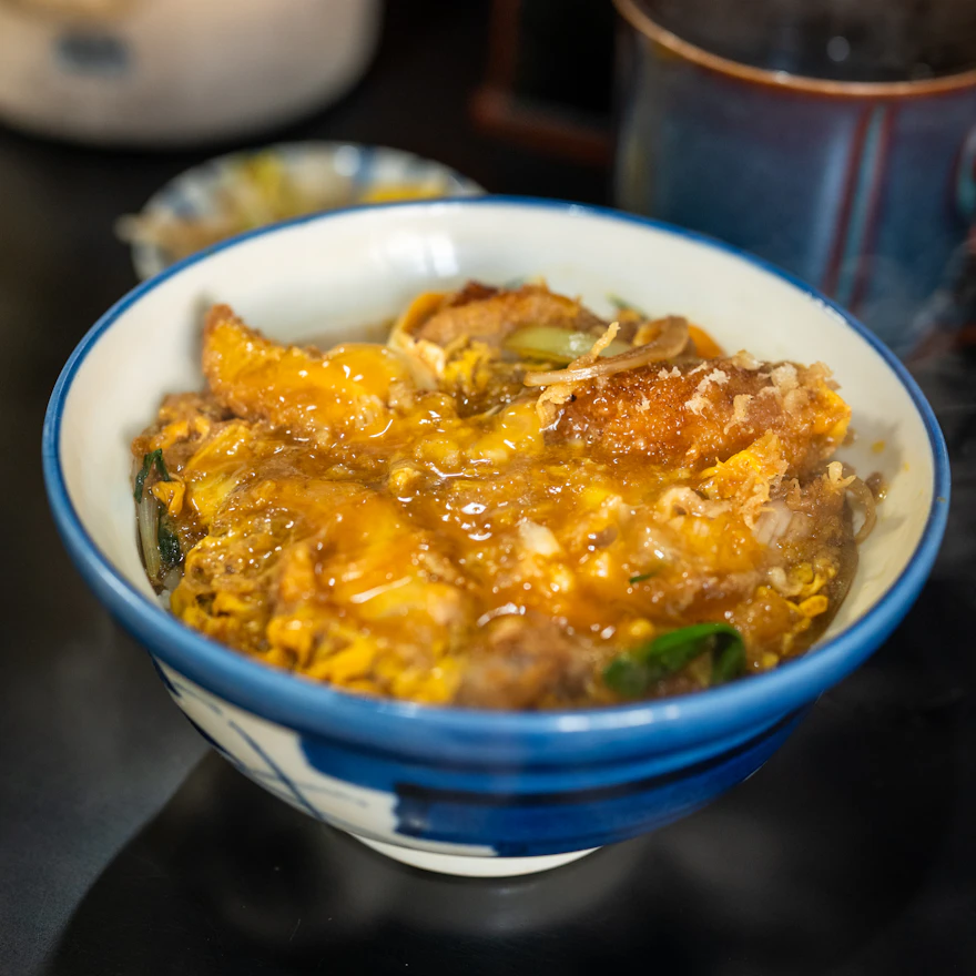 あたたかい主菜が並ぶ昼食