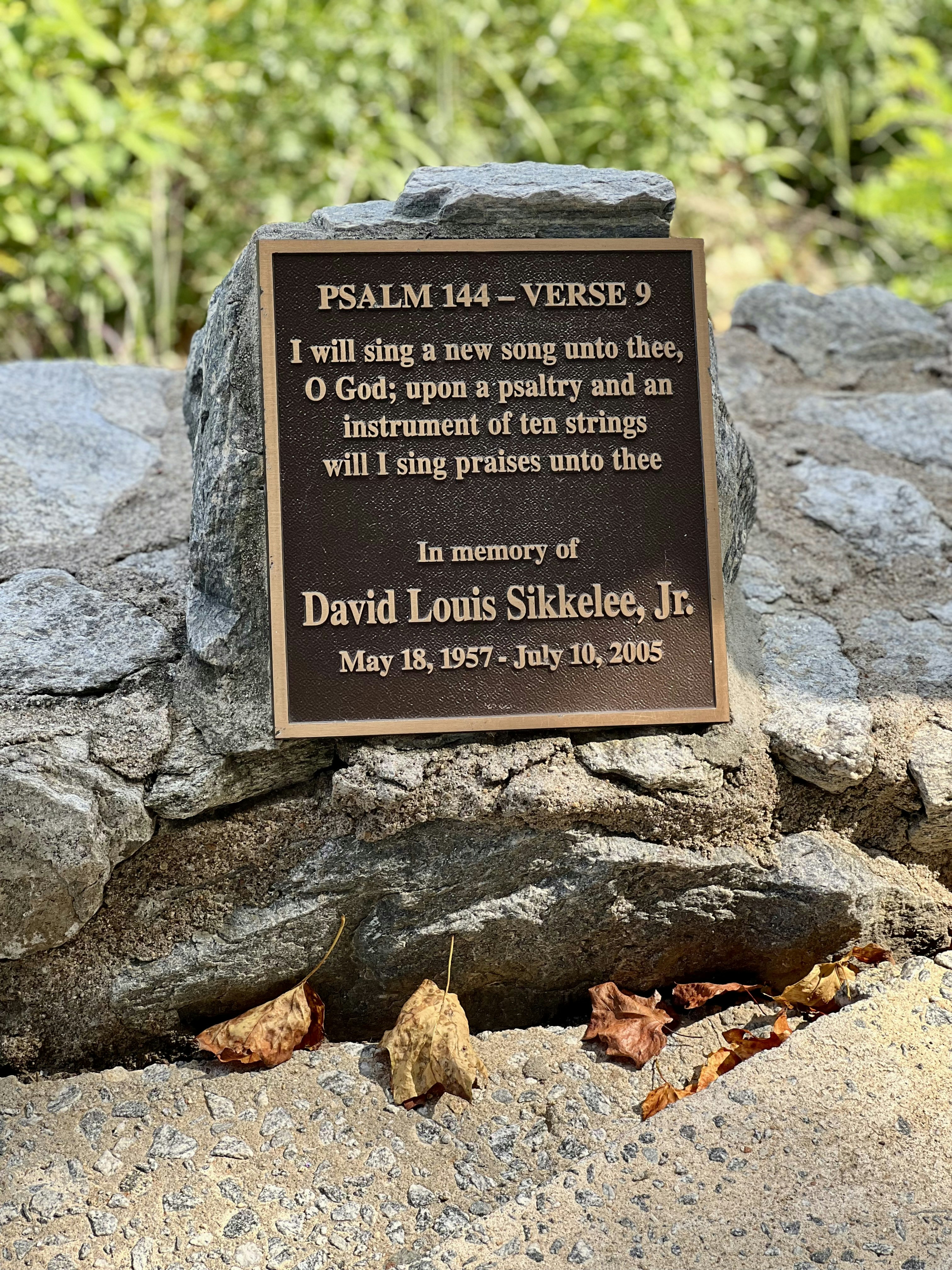 Remembrance, memorial, legacy, honor, ilustrasi artikel Keeping Their Light Alive: 5 Meaningful Ways to Honor Loved Ones Who Have Passed 7