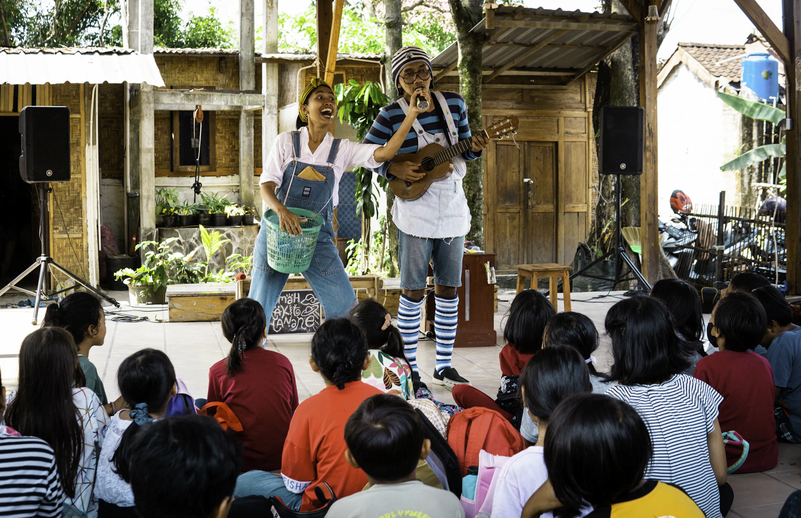 Ba Mẹ và con cùng hát vui vẻ trong phòng khách