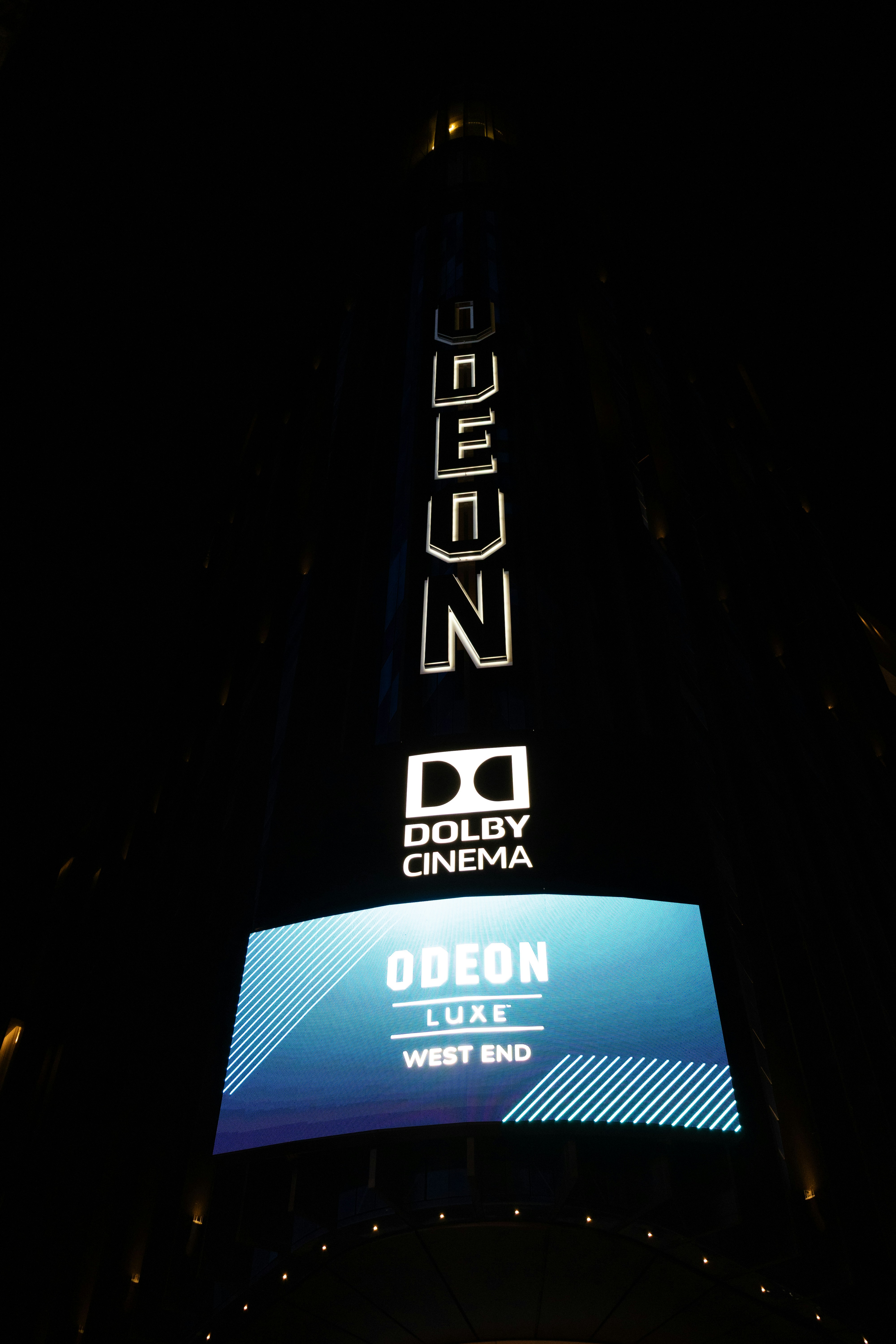 밤에 Odeon 럭셔리 웨스트 엔드 영화관 간판