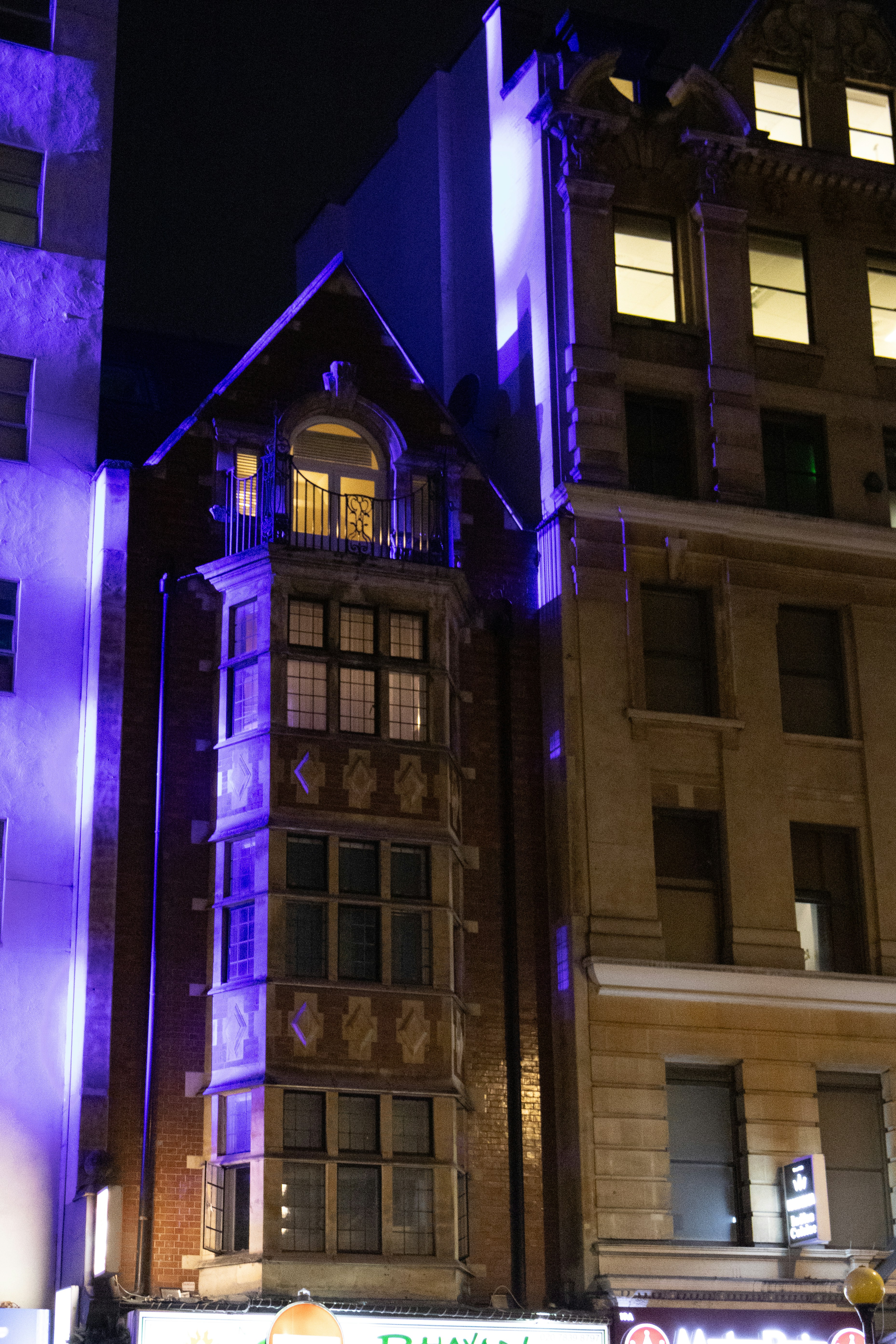 밤에는 보라색 빛으로 비추는 화려한 건물 외관.