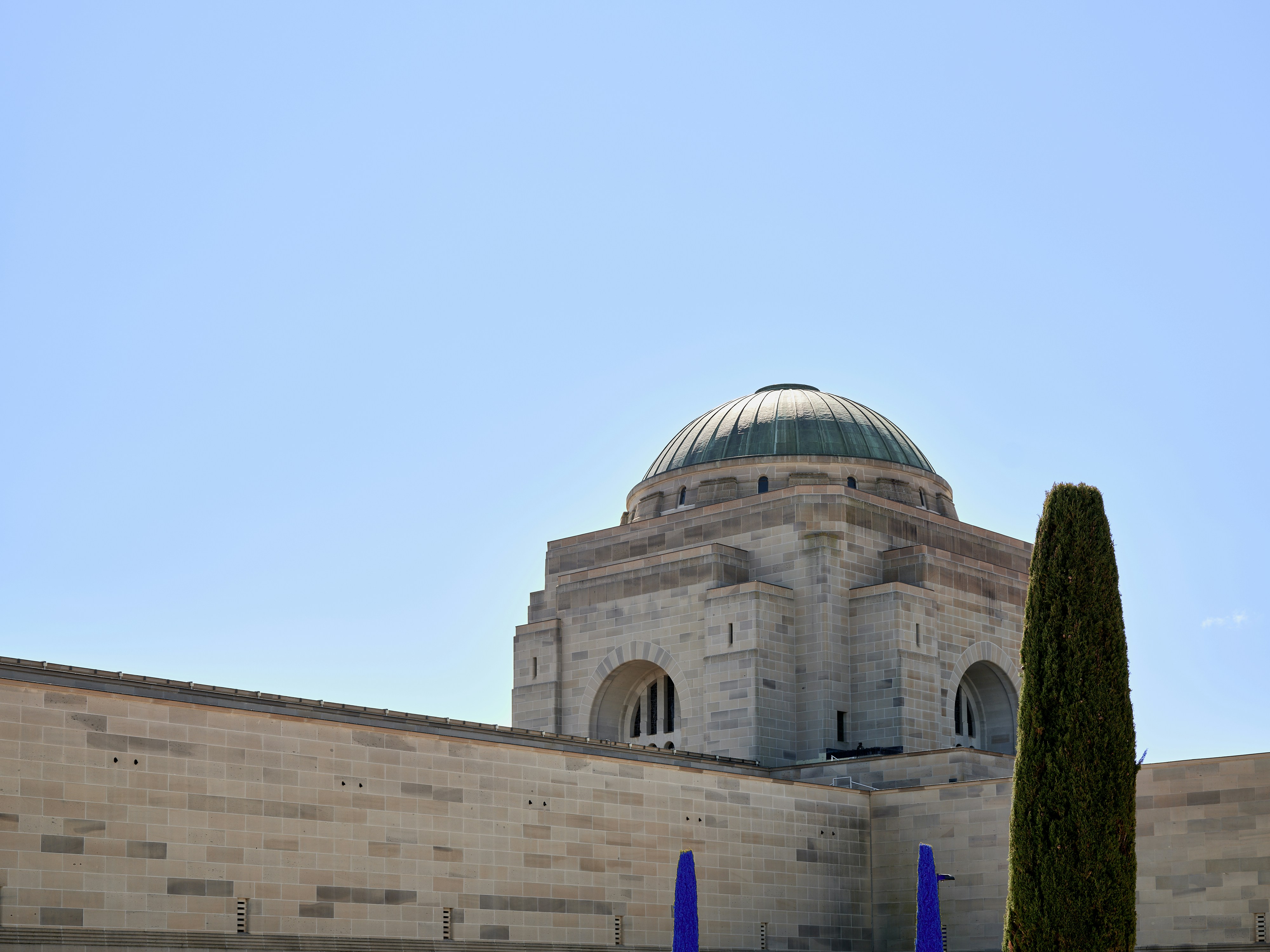 晴れた空の下、ドームのある石造りの建物