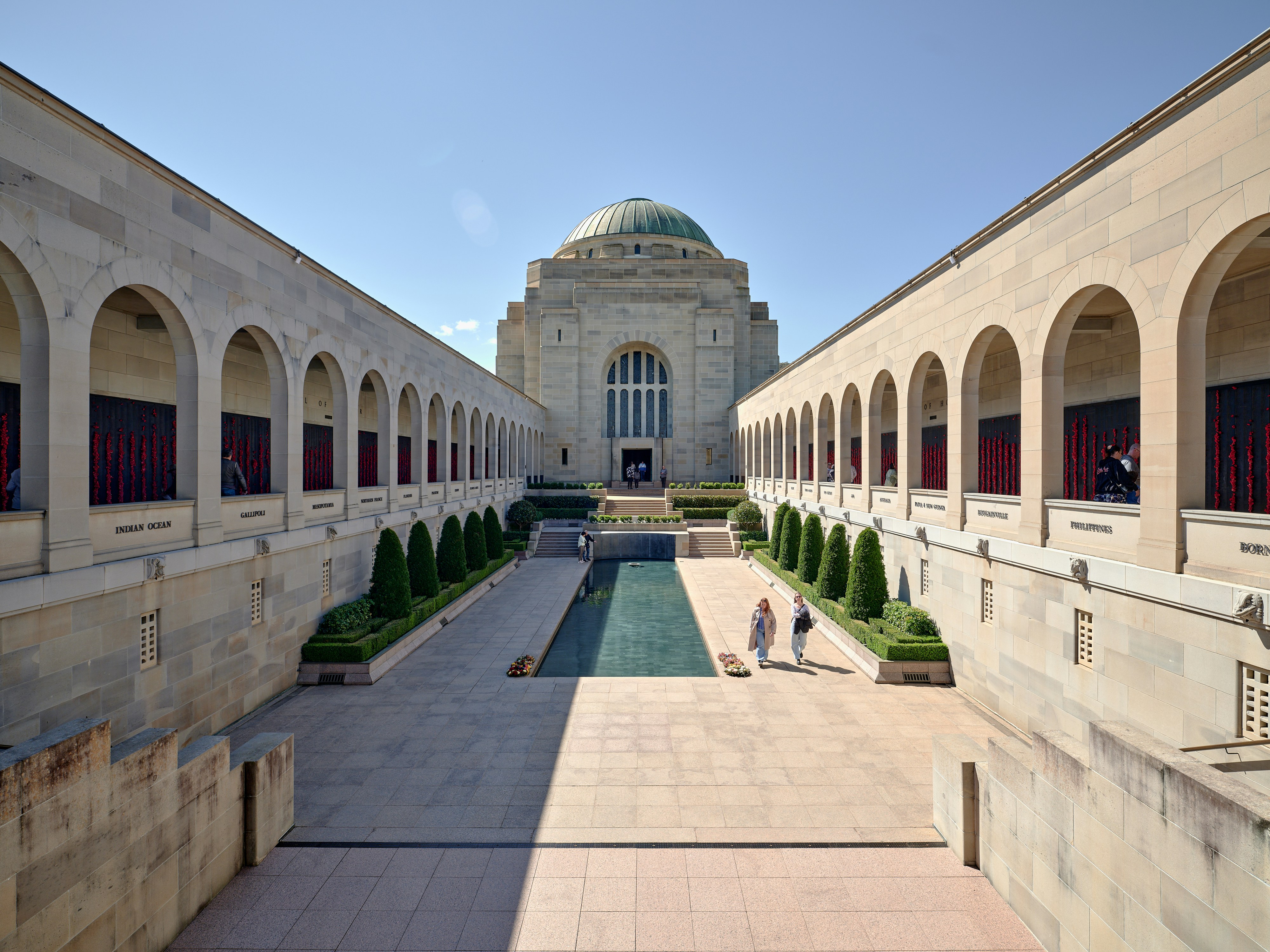 アーチ型の歩道のある壮大な建物の中庭