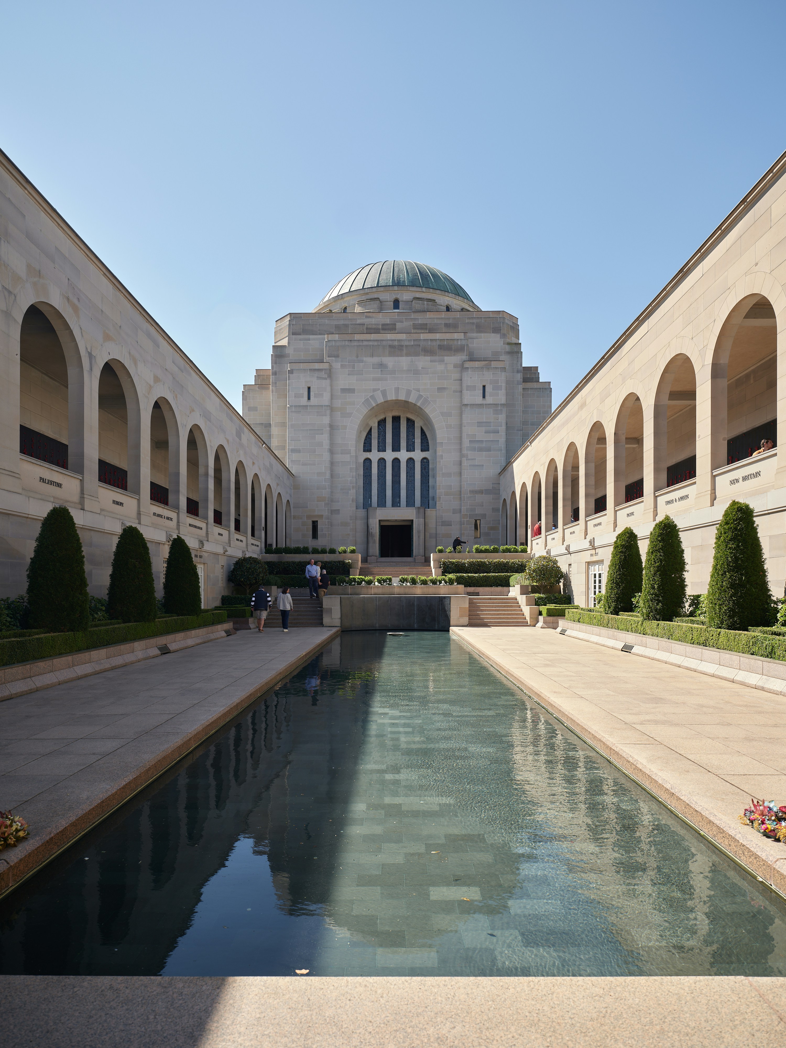 長い反射プールとアーチのある壮大な建物