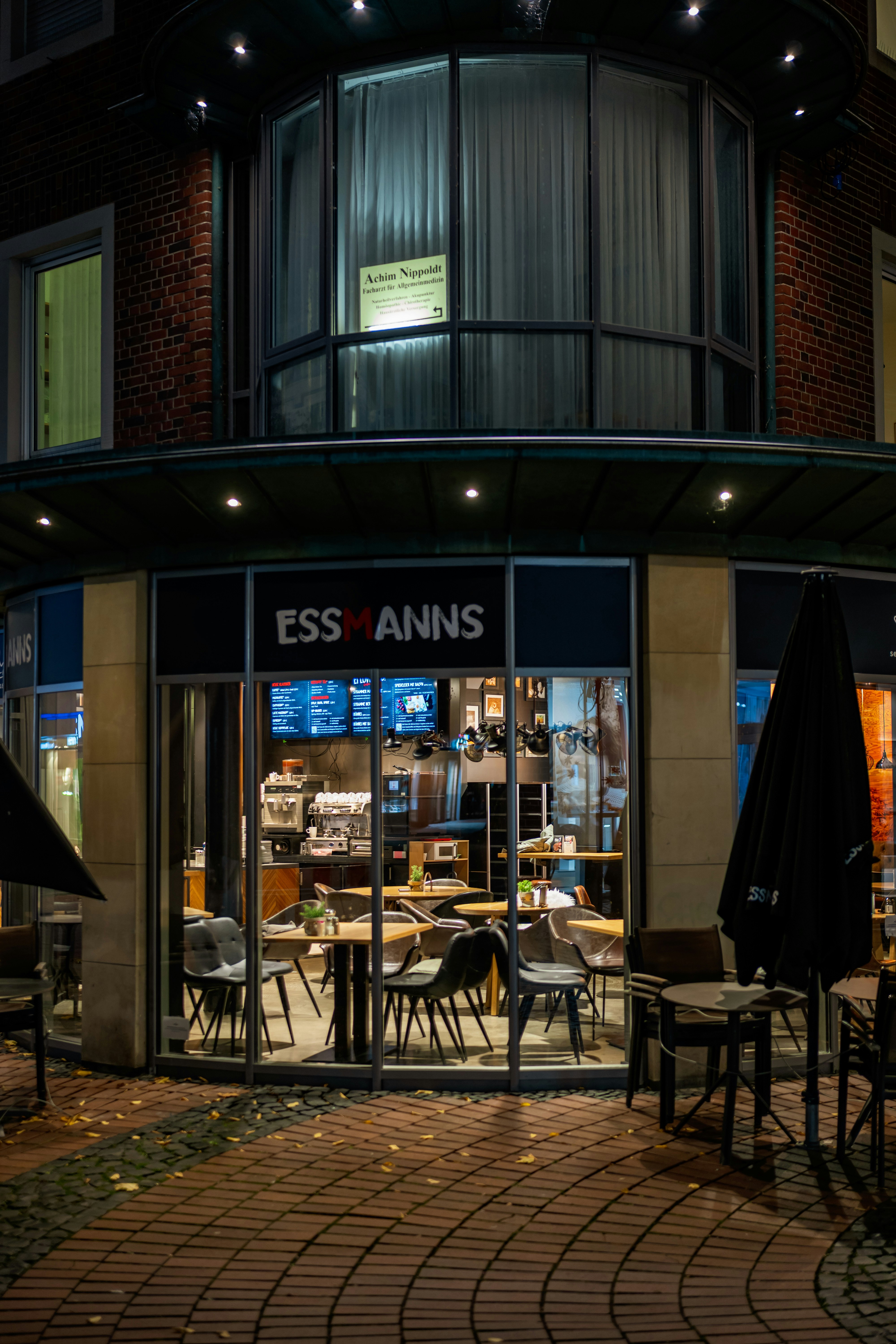 Interno del caffè con tavoli e sedie di notte