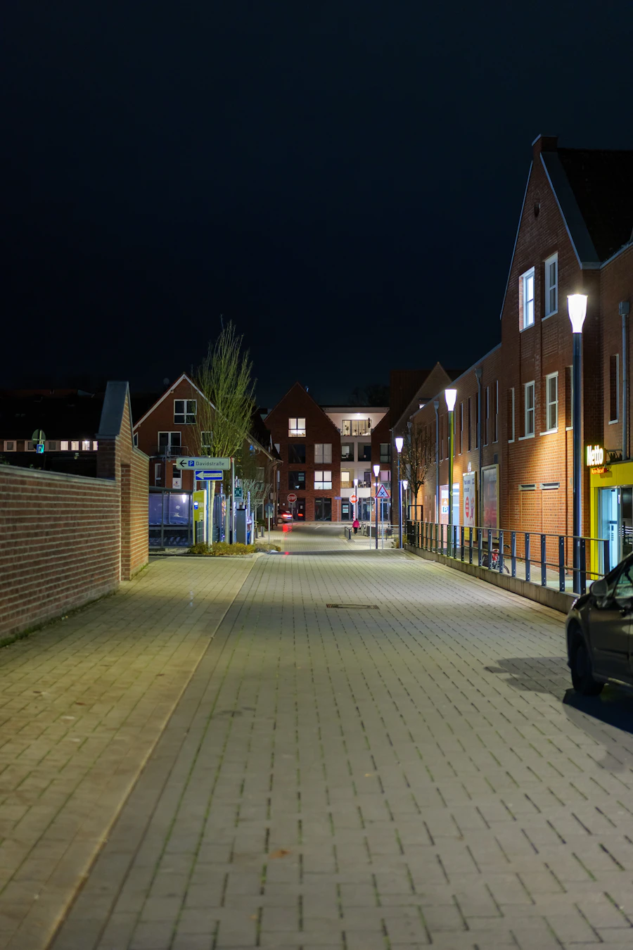 Rue calme bordée de maisons en briques le soir