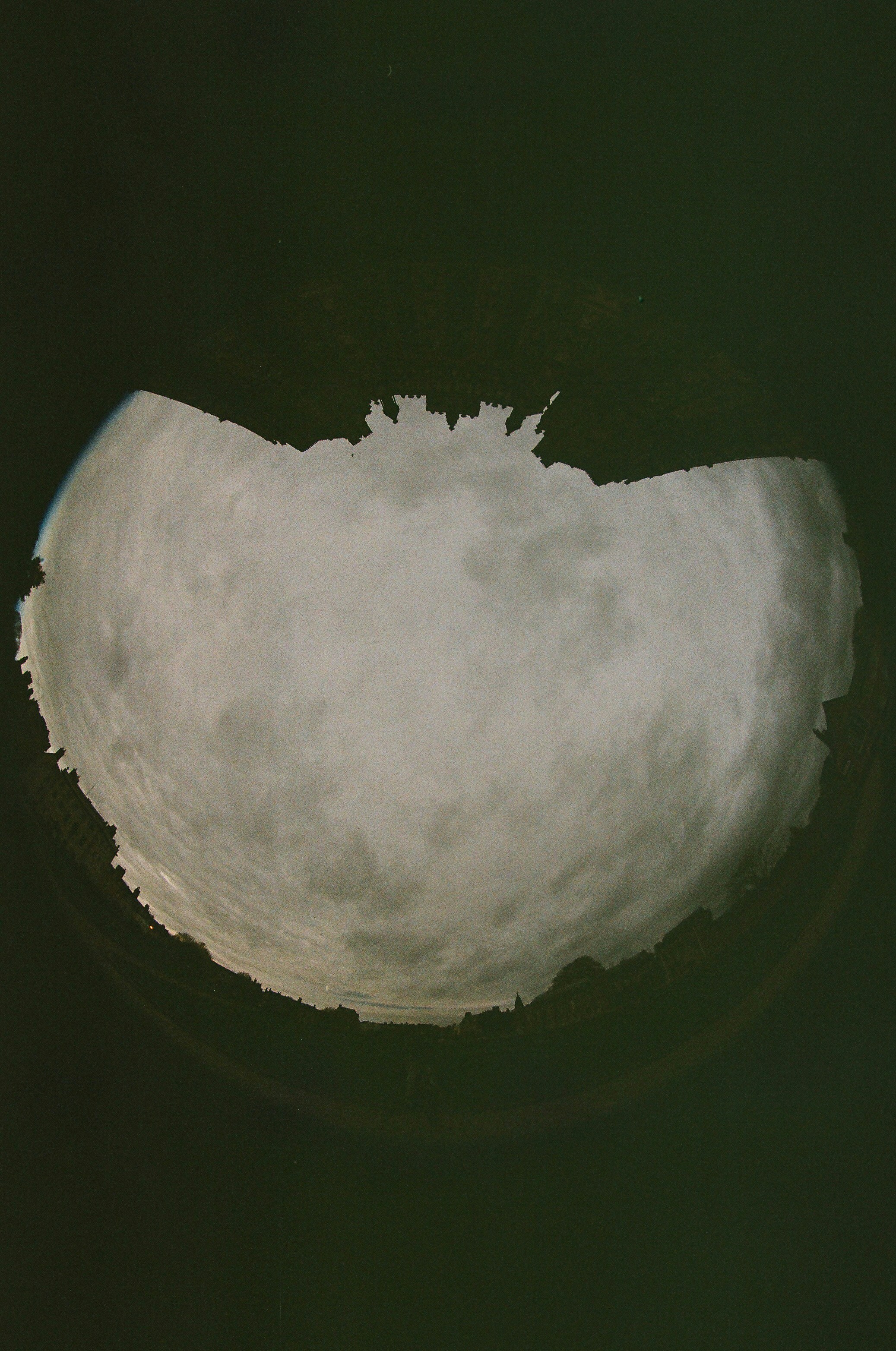 Cielo nuvoloso visto attraverso un'apertura circolare.