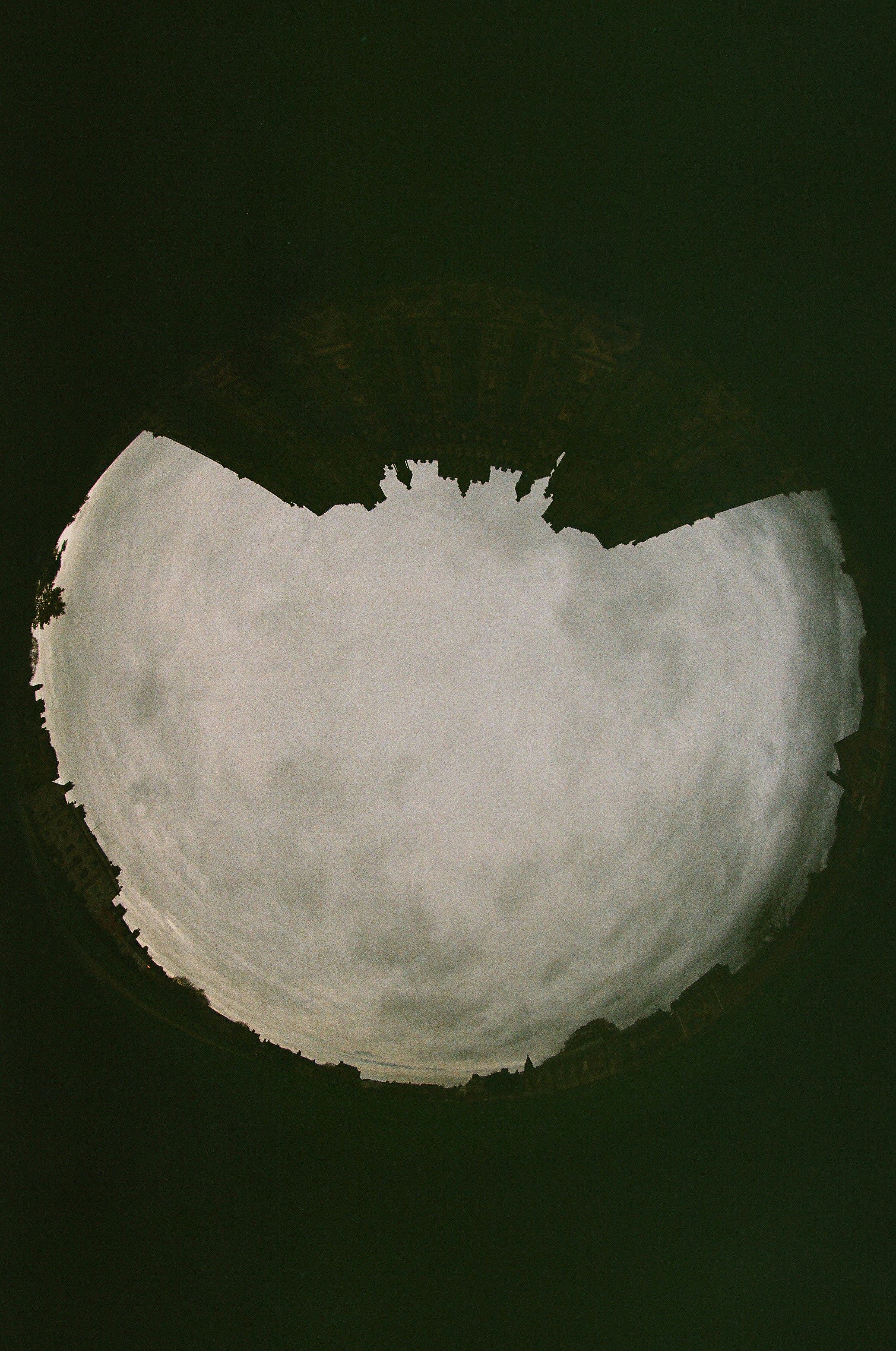 Guardando il cielo nuvoloso attraverso l'apertura buia