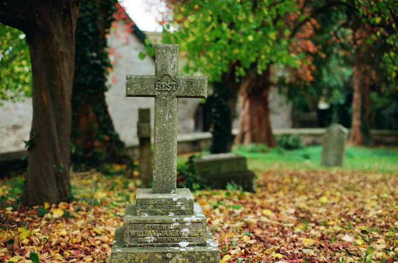 Одинарний пам'ятник з лабрадориту