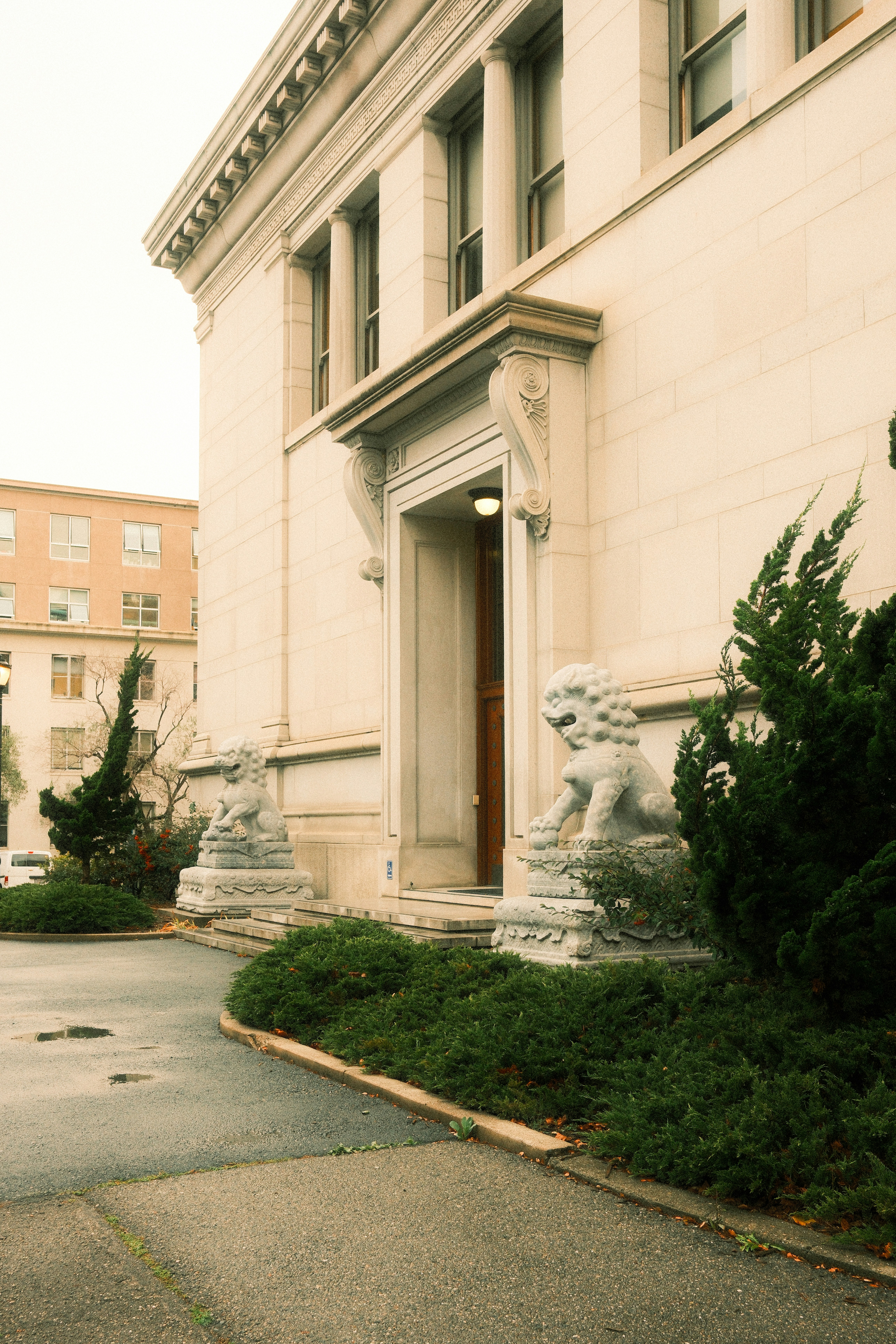 Leones de piedra vigilan la entrada al edificio ornamentado