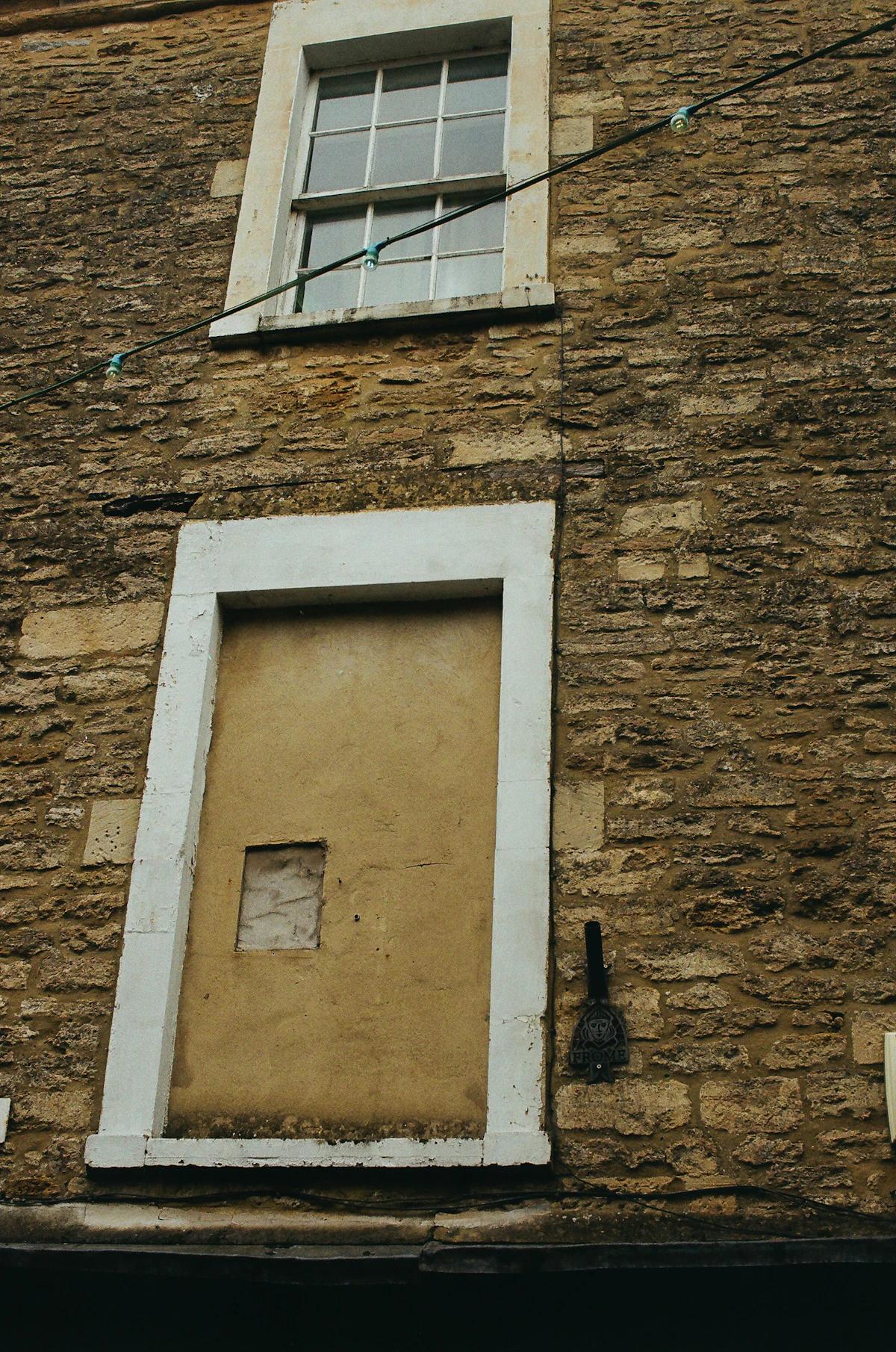 Façade en pierre avant restauration — joints ciment dégradés, pierres salies