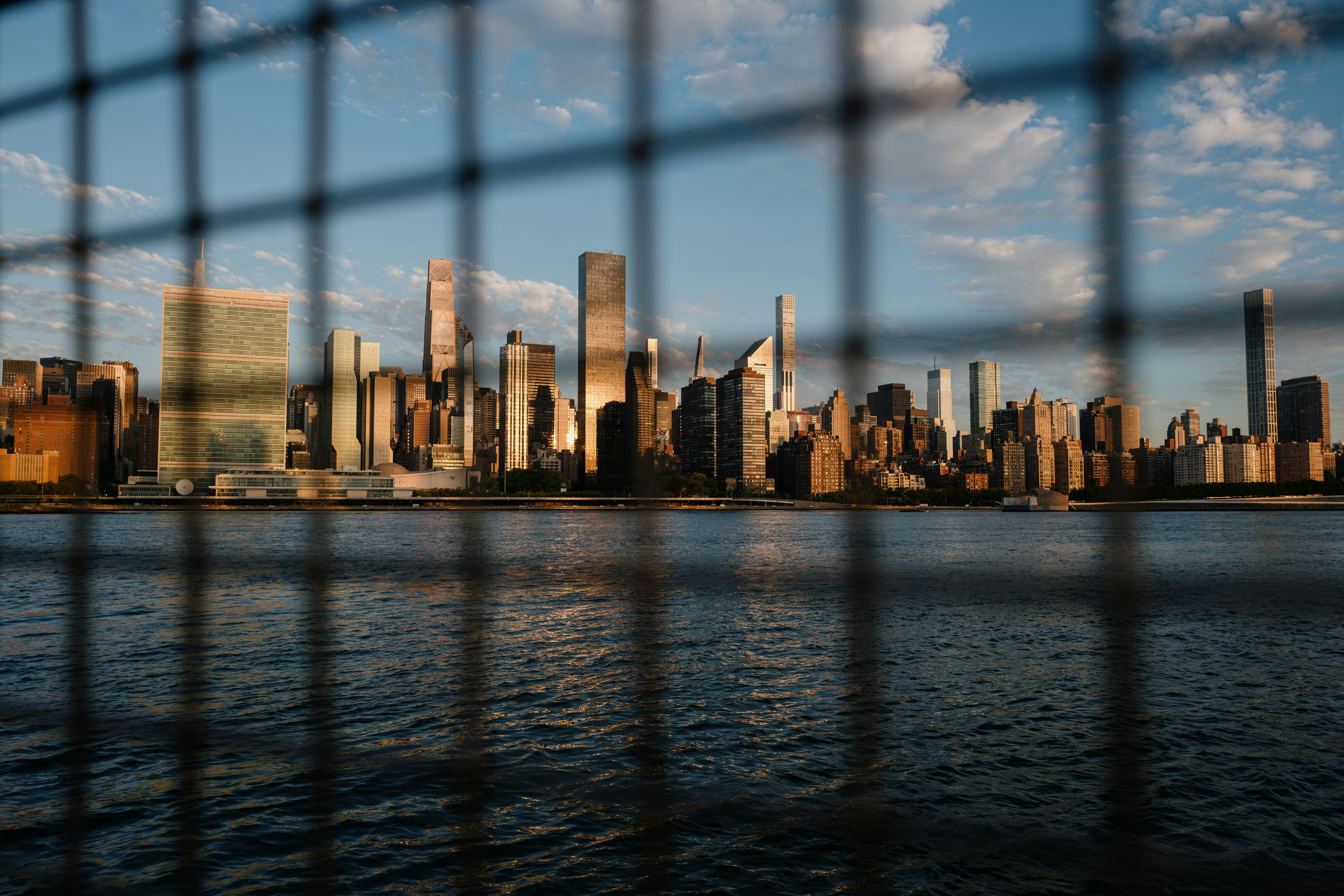 Horizonte de la ciudad de Nueva York visto a través de una cerca de alambre.