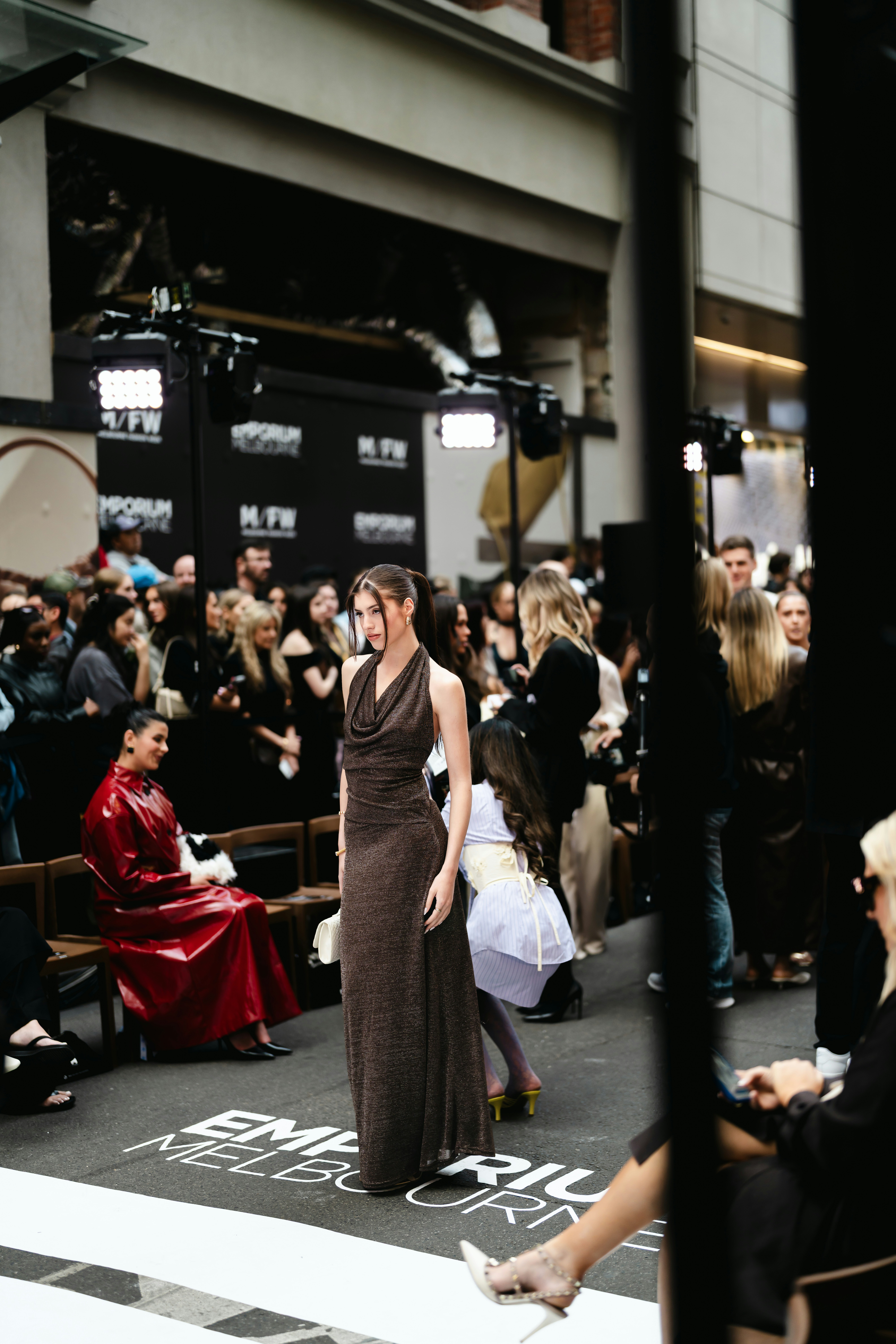 Melbourne Moda Haftası podyumu ve seyirciler - uluslararası moda etkinliklerinin stratejik önemi