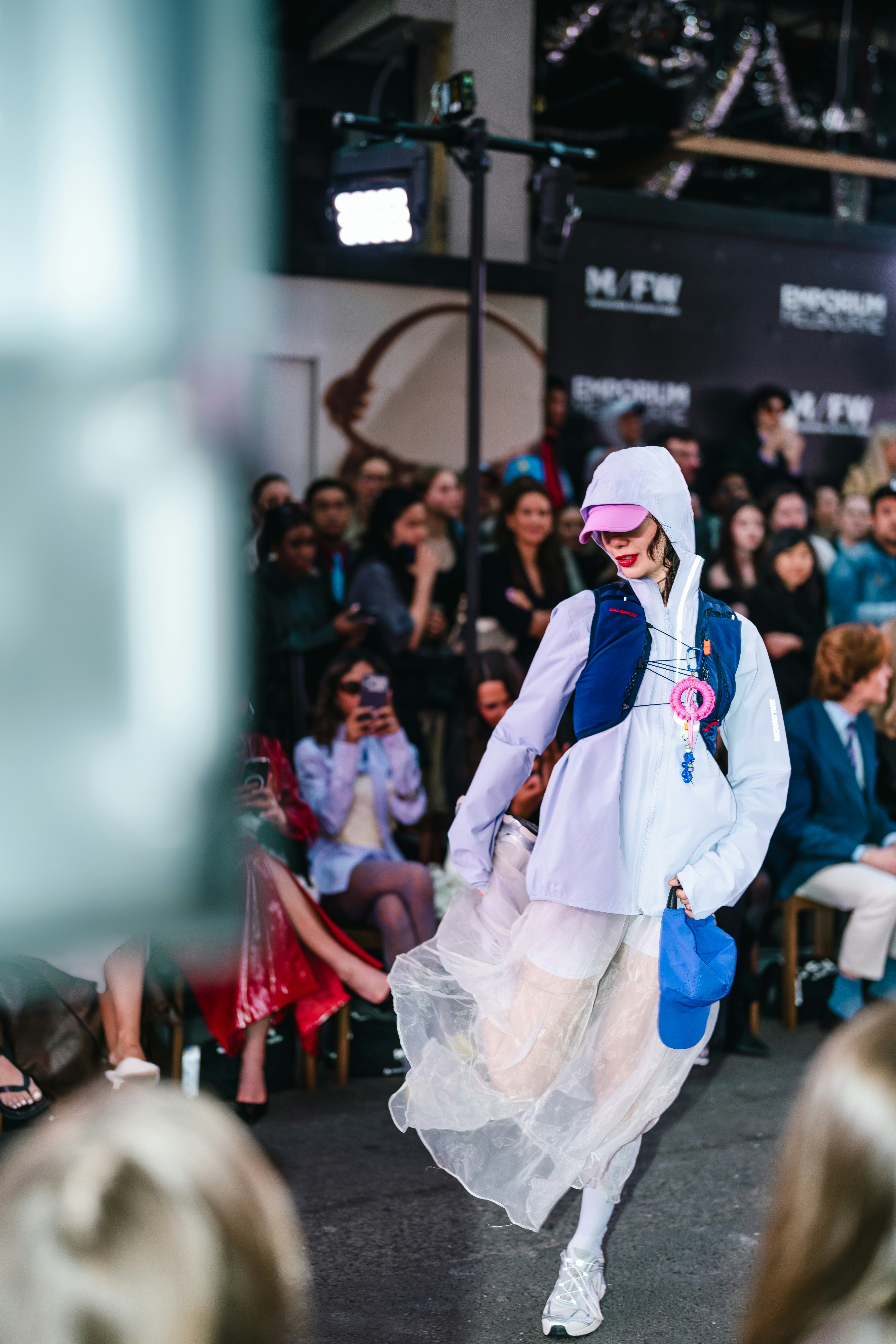 Podyumda yürüyen moda modeli - küresel moda çeşitliliği ve runway