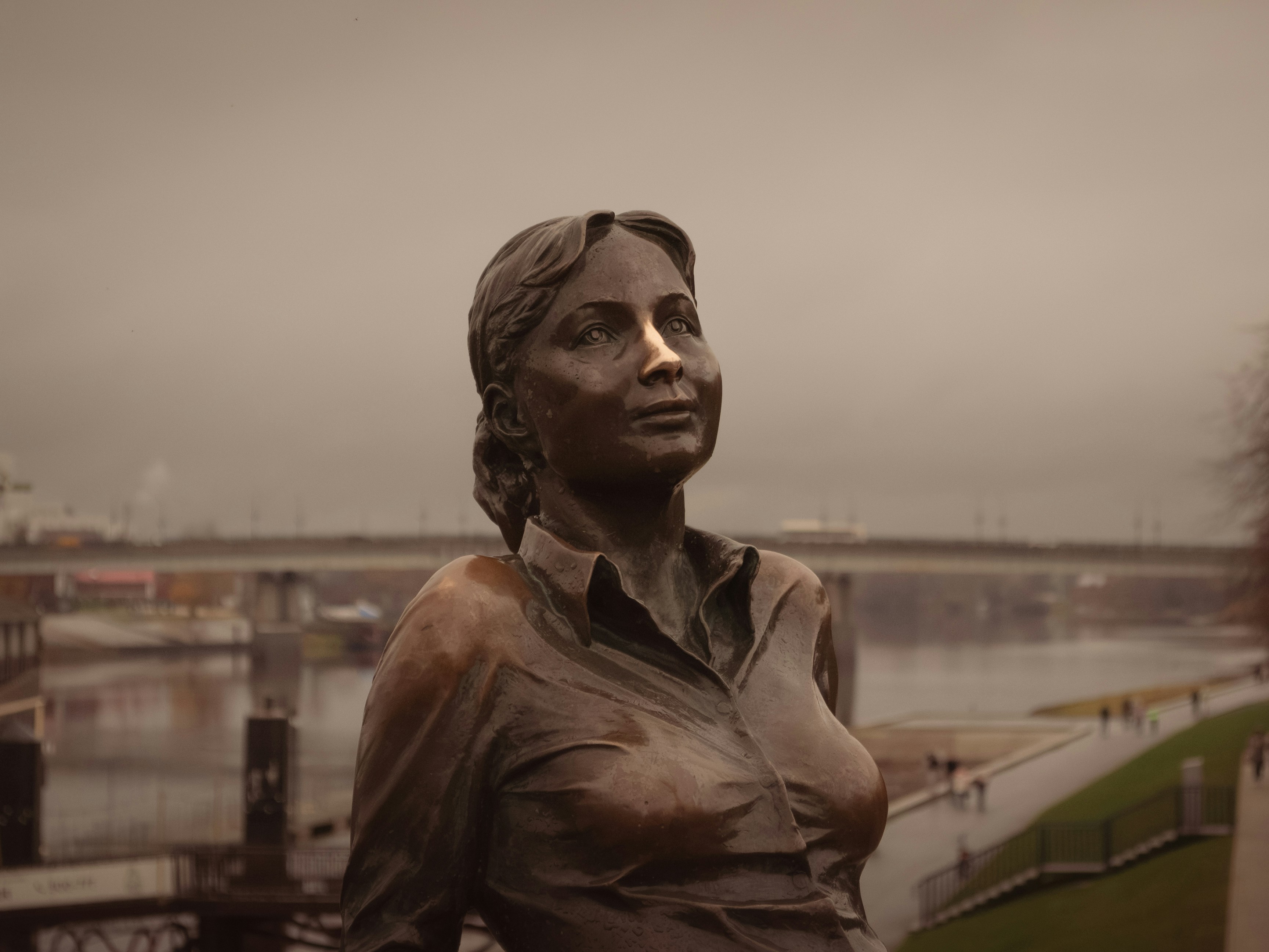 Bronze statue of a woman looking upwards