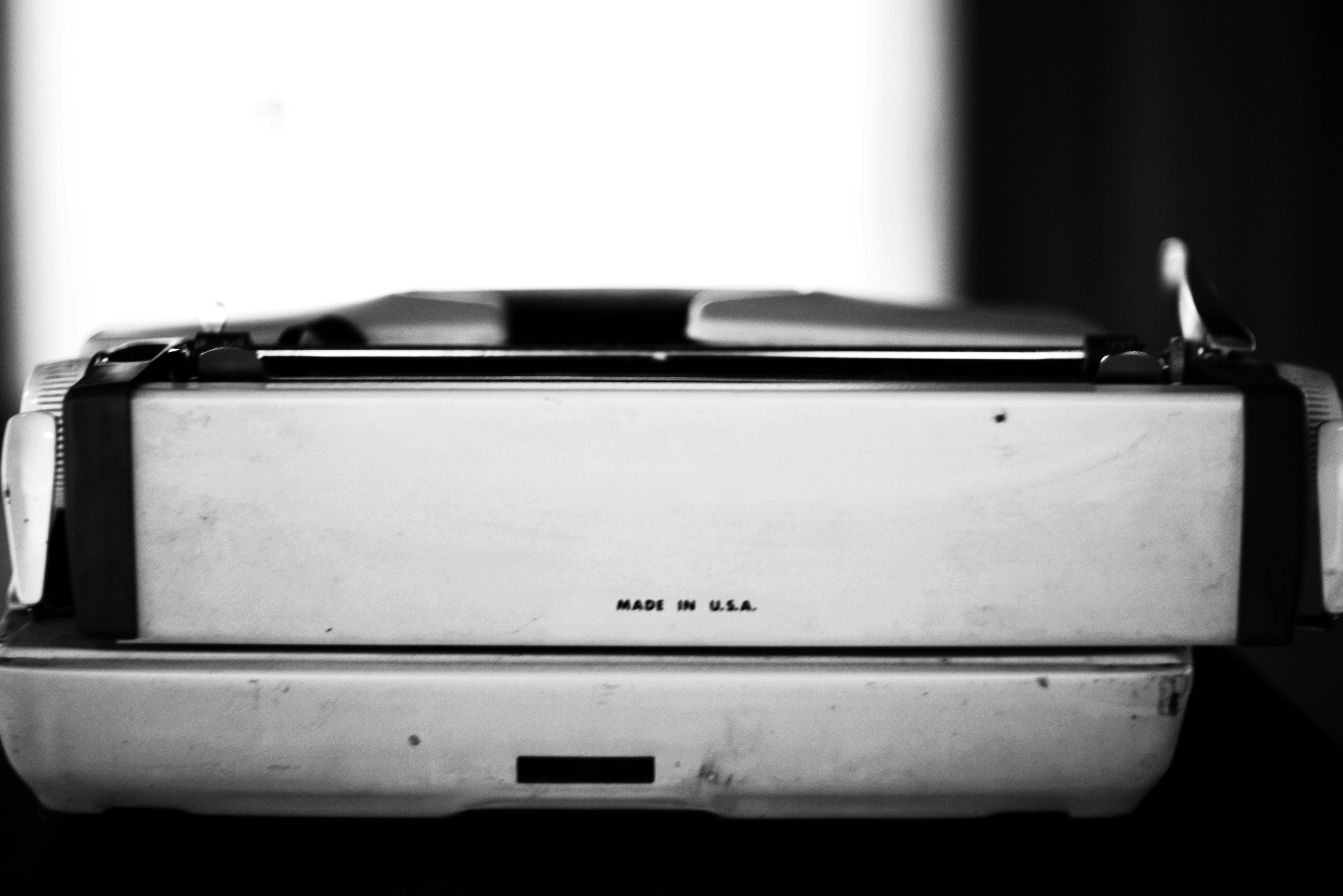Gros plan d’une vieille machine à écrire blanche avec l’inscription « made in u.s.a. »