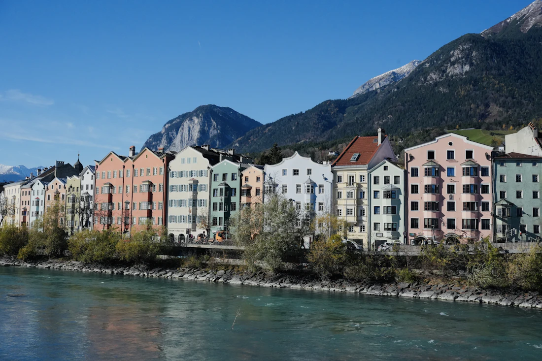 Casas de colores de Innsbruck junto al río y las montañas