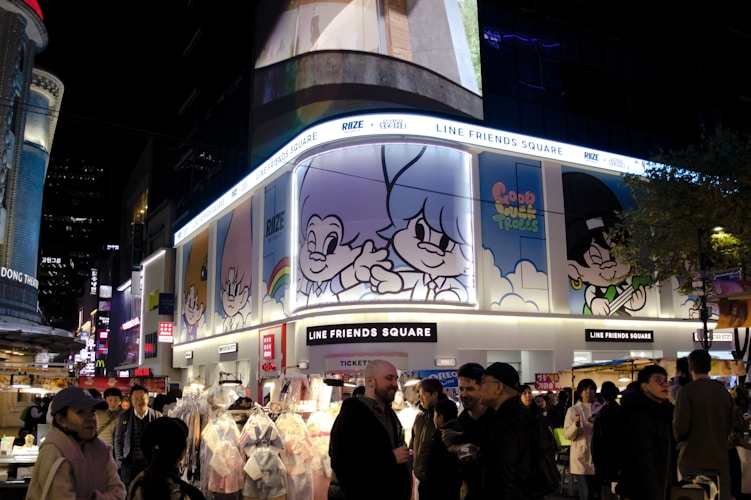 Ночной рынок в Сеуле с уличной едой