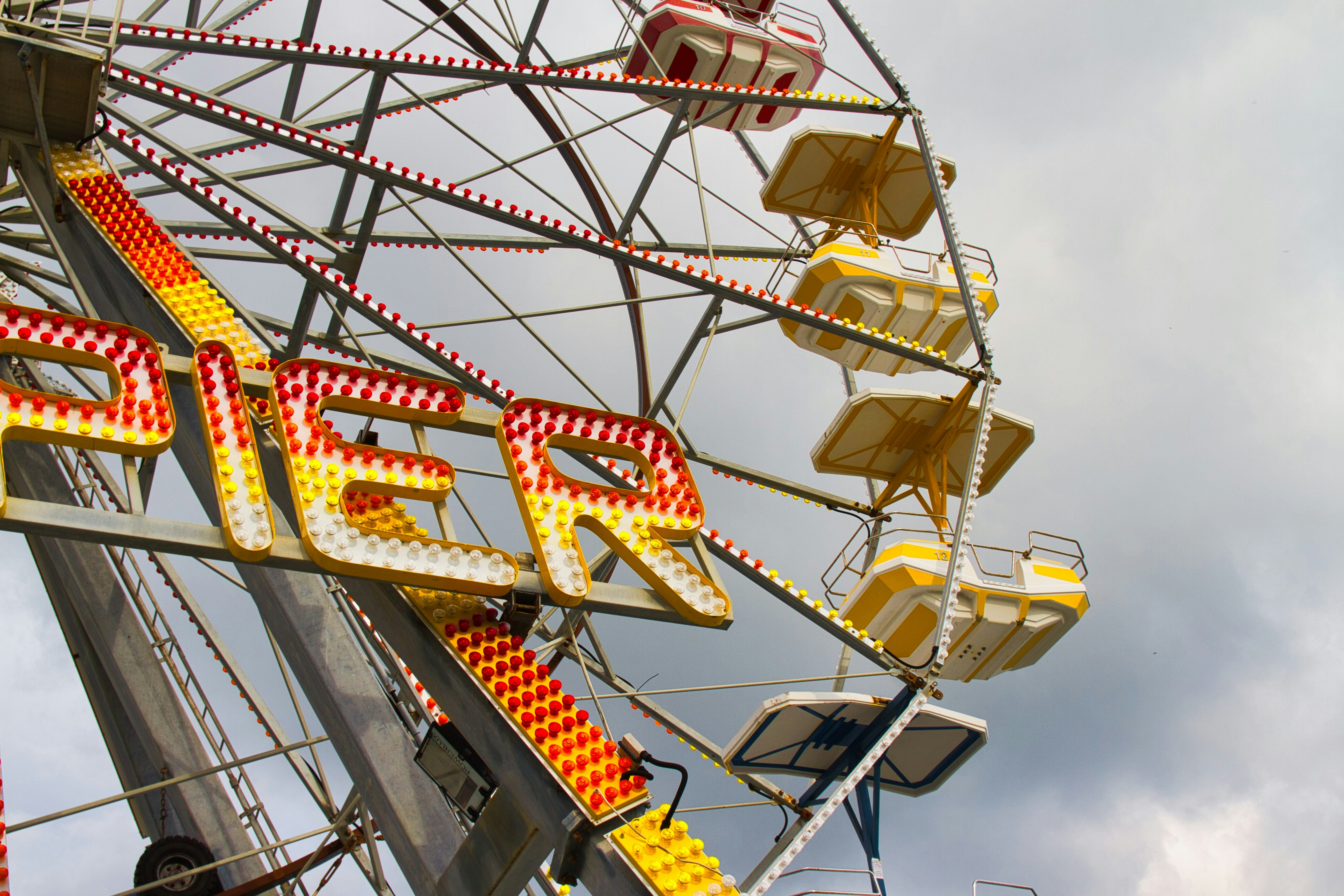 Riesenrad mit beleuchtetem "Pier"-Schild