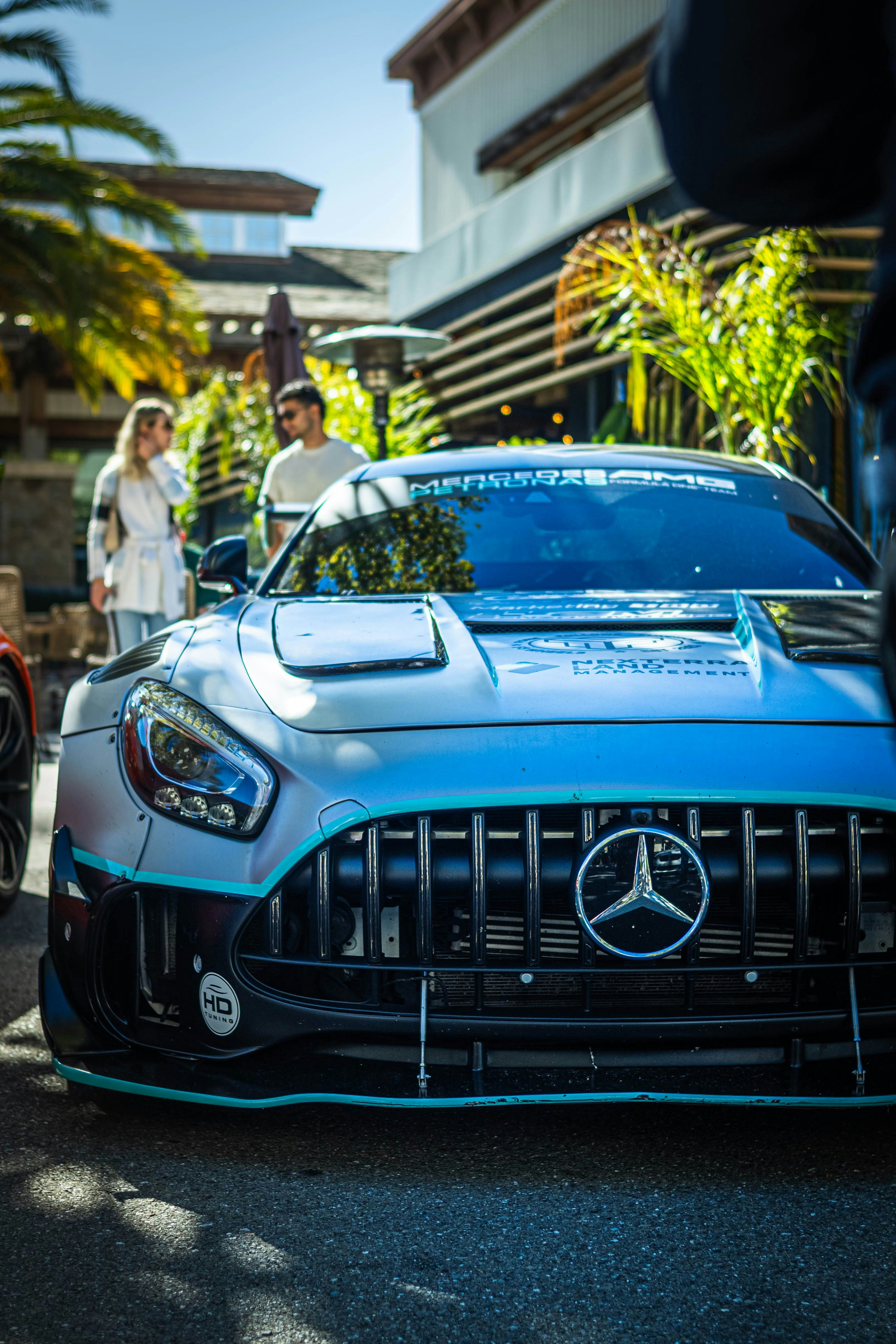屋外に駐車された洗練されたカスタムメルセデス・ベンツのスポーツカー。