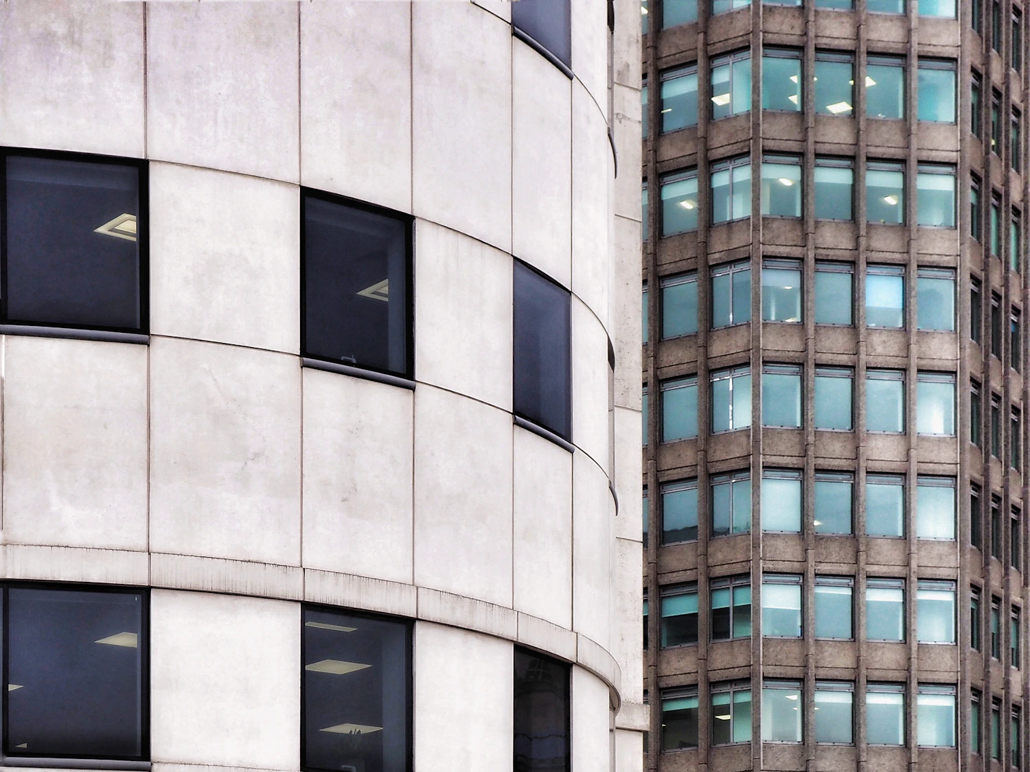 Conjunto de edificios comerciales con fachada de vidrio