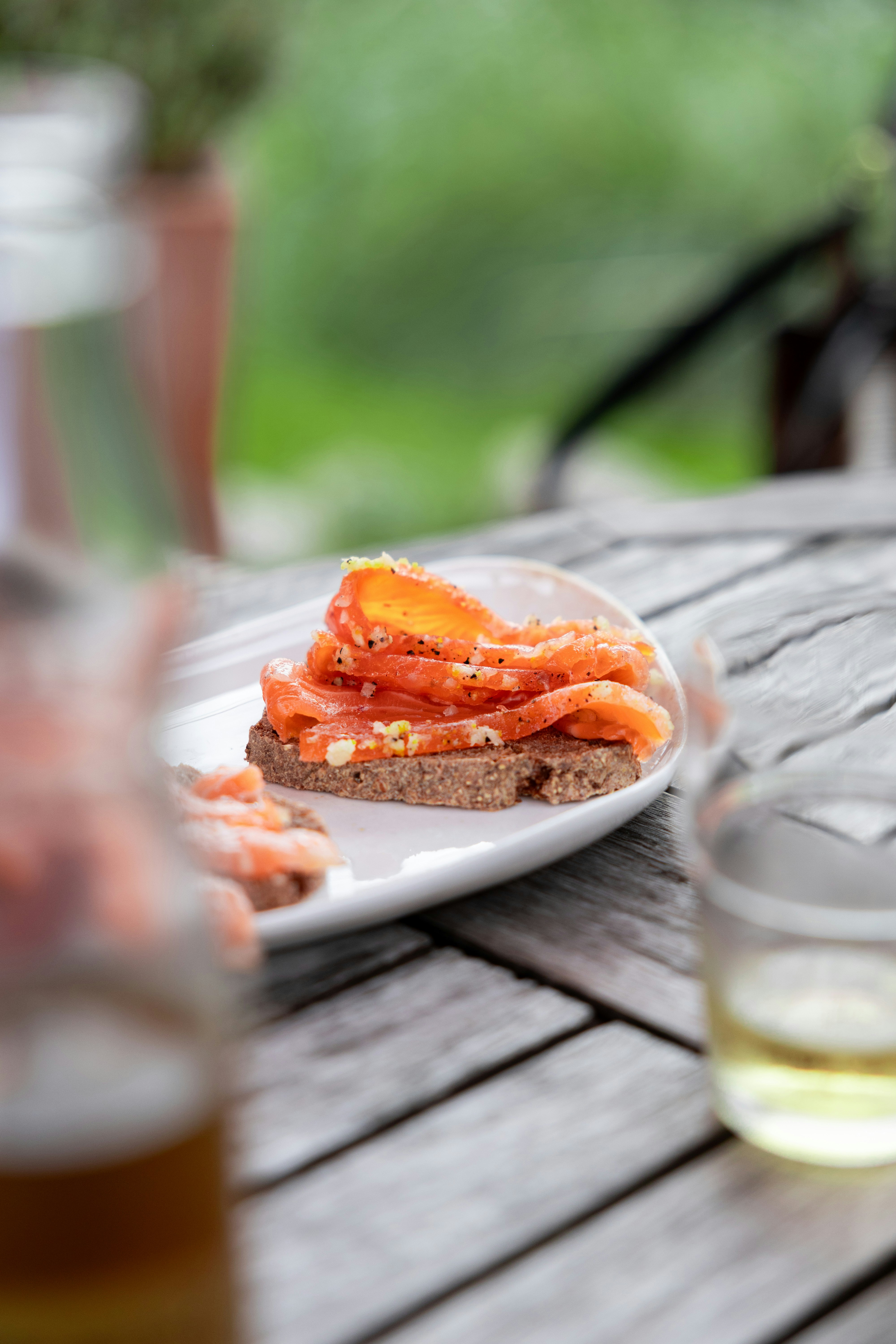 Geräucherter Lachs auf Roggenbrot mit Kräutern.