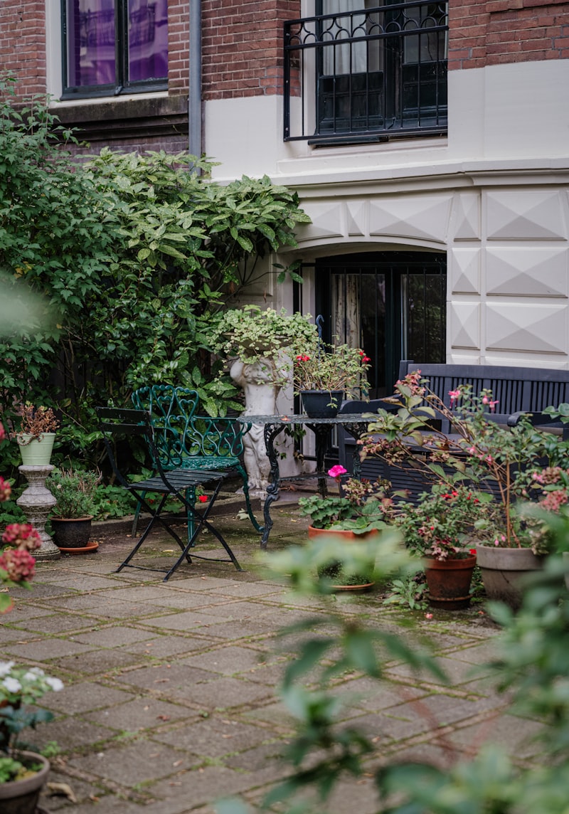 Patio da giardino con piante in vaso e sedute