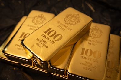 Stack of 100 troy ounce fine gold bars