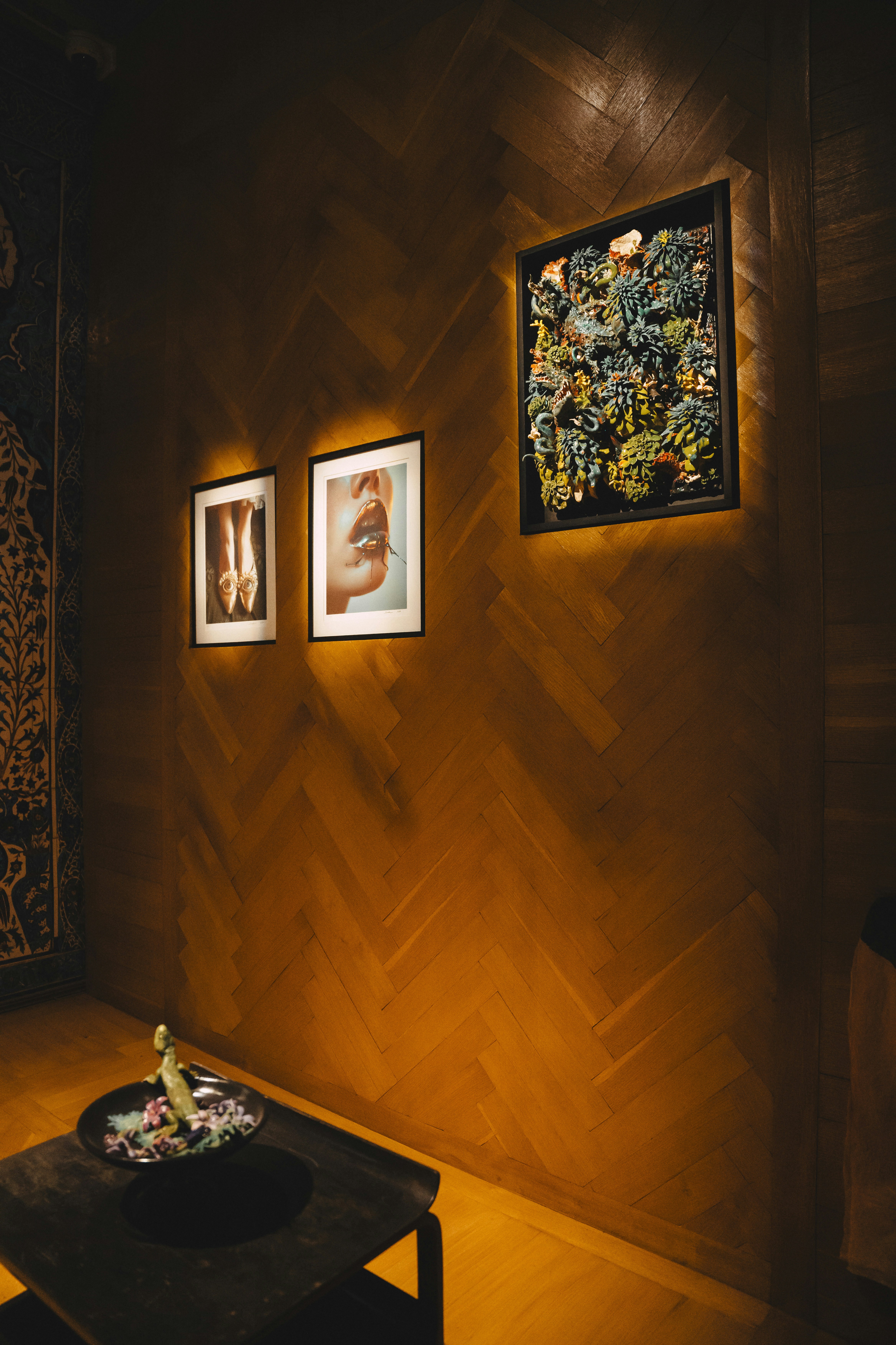 El arte enmarcado cuelga en una pared con paneles de madera.