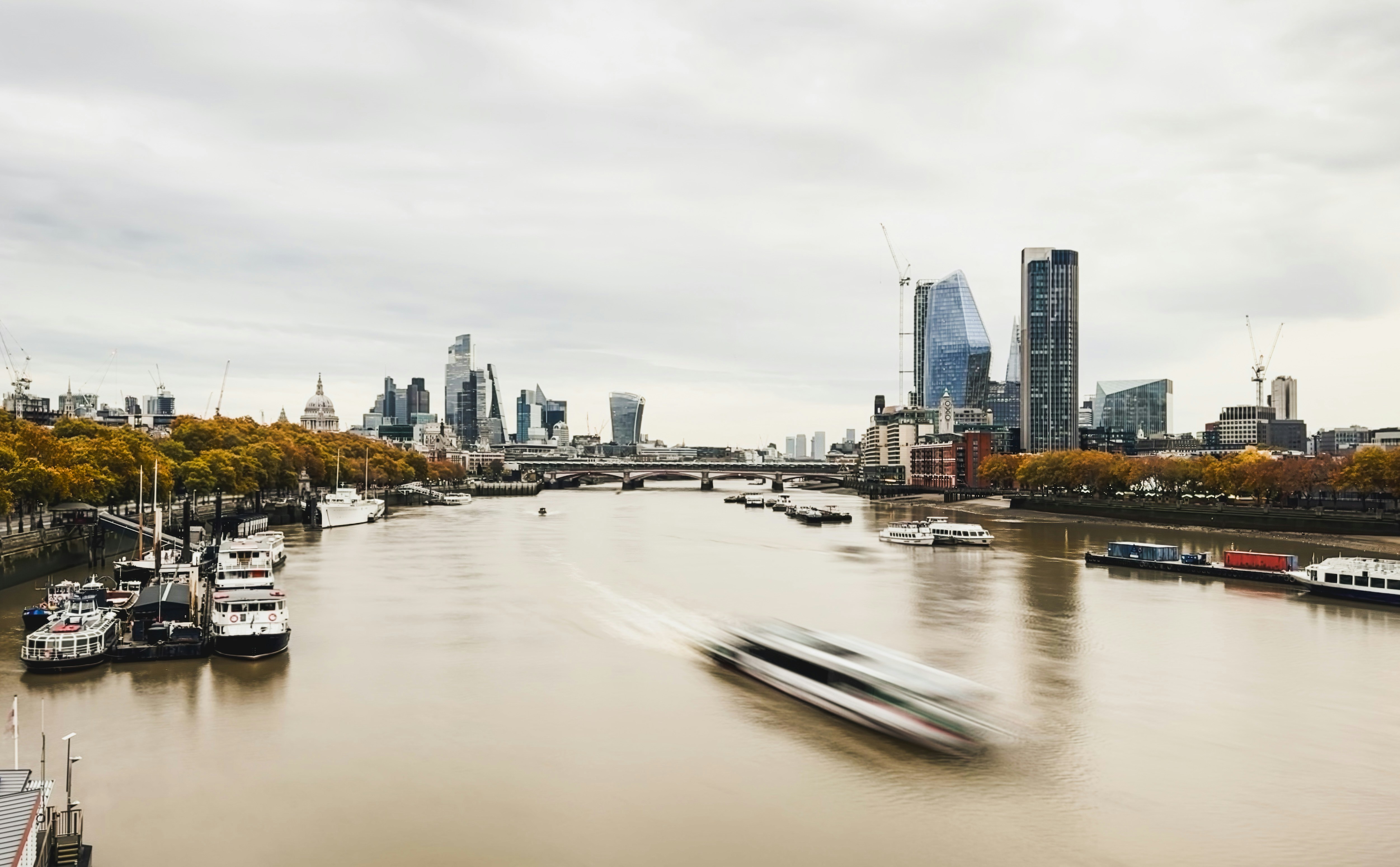 Barcos en el río Támesis con el horizonte de Londres.