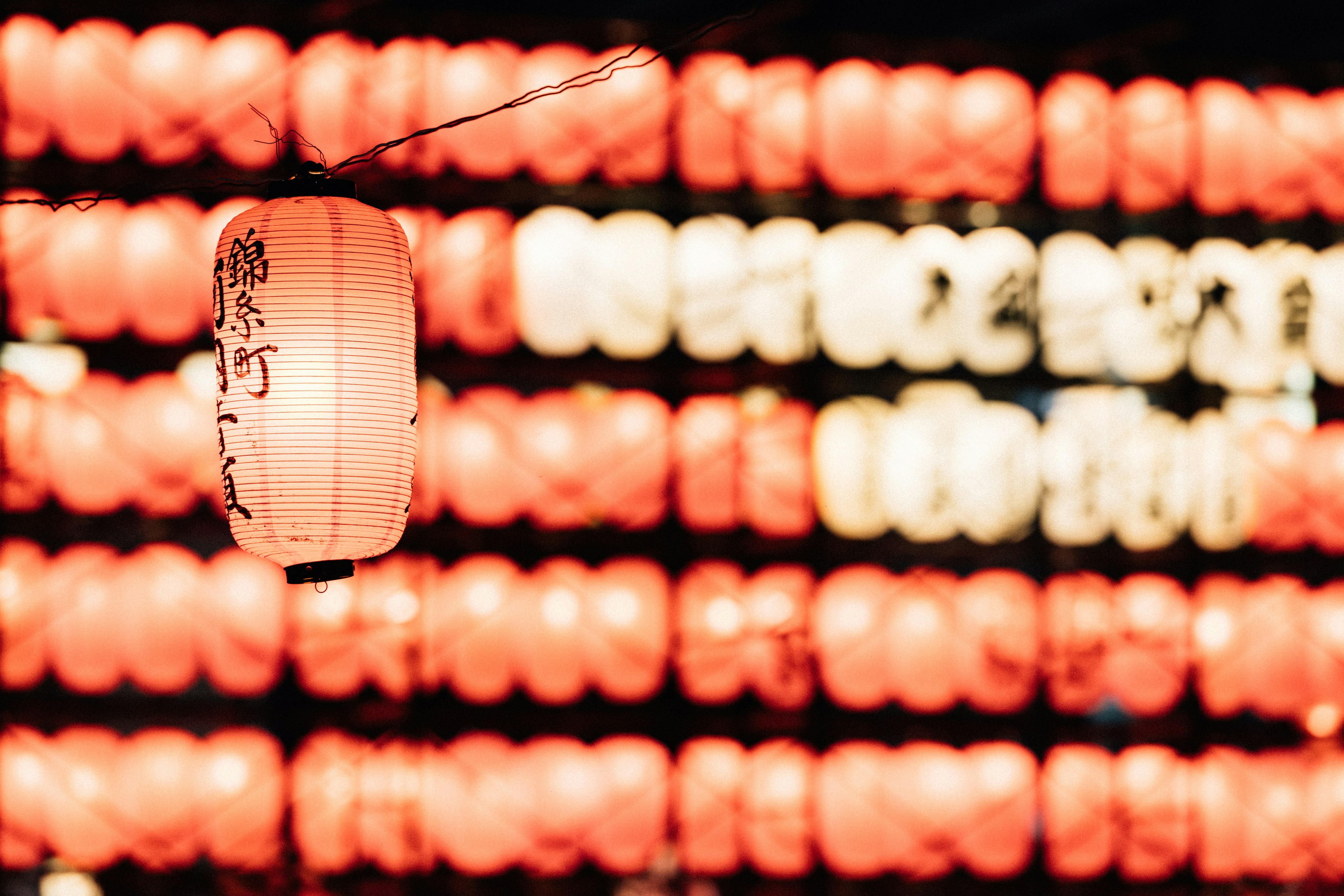 lentera tradisional malam hari di festival musim panas di Jepang dengan suasana yang hangat dan meriah