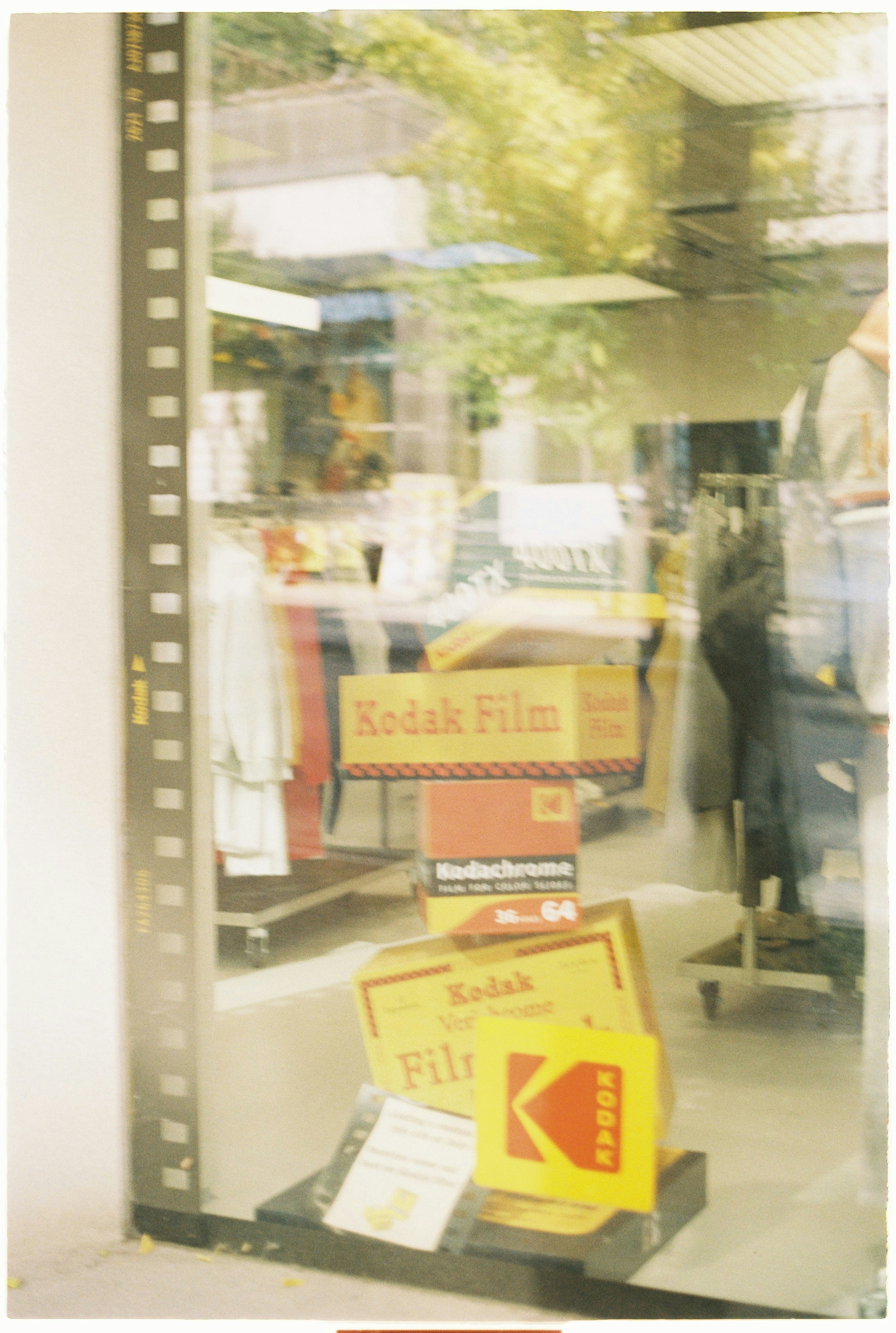 Kotak film Kodak kuning yang ditumpuk di etalase toko ritel