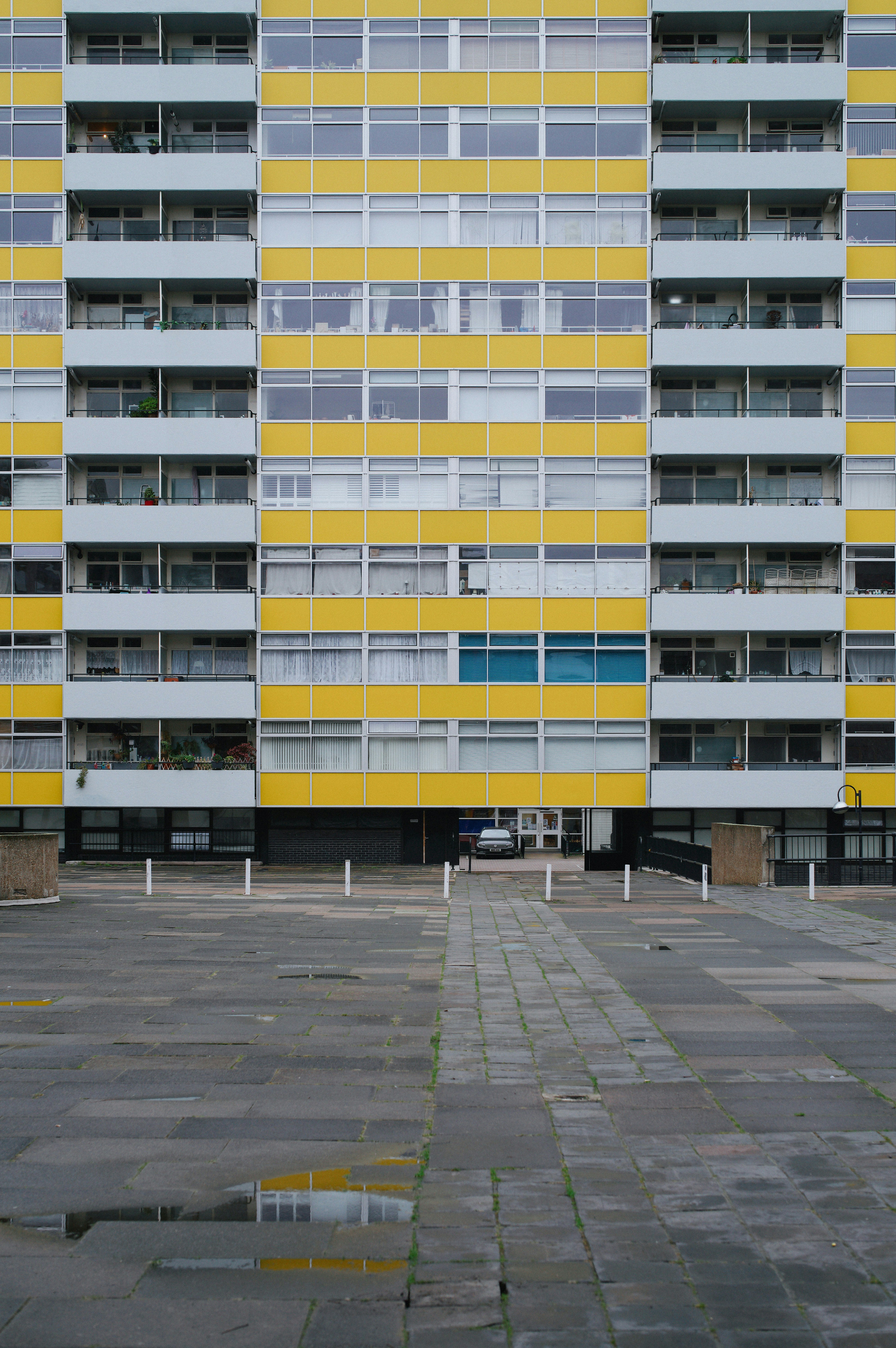 mid century modern balcony, wallpaper, Best Mid-Century Modern Dresser for Balcony 3