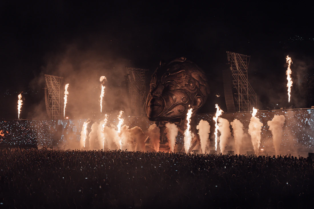 Escenario de festival con efectos especiales, iluminación y pirotecnia