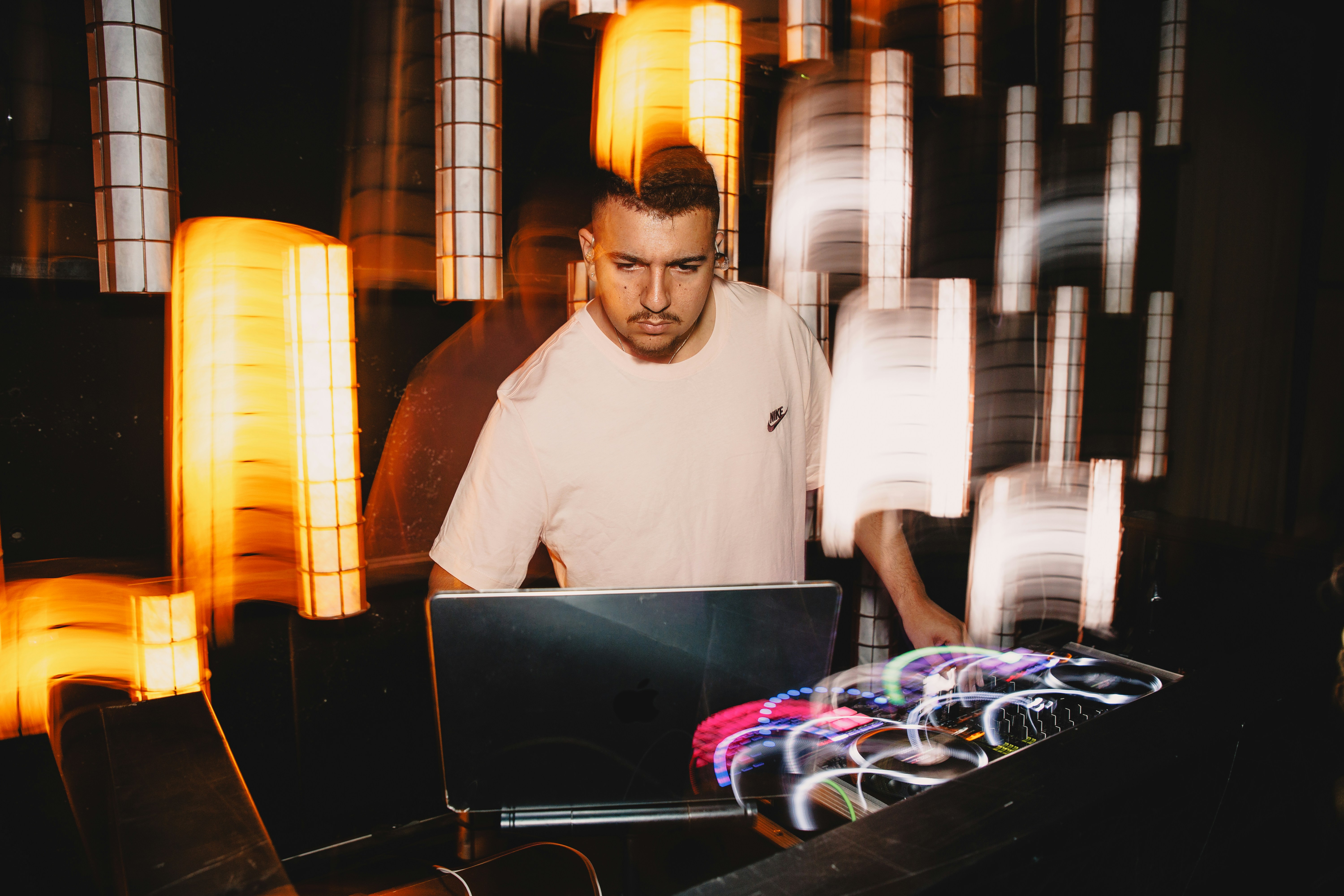 photo 1762505190448 251fbcc869a9?ixid=M3w1ODkyNzF8MHwxfHNlYXJjaHwxMHx8ZXZlbnQlMjBzb3VuZCUyMGVxdWlwbWVudHxlbnwwfDB8fHwxNzY0MTgwMTUxfDA&ixlib=rb 4.1