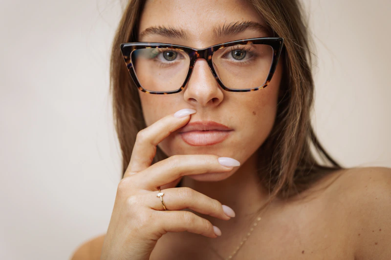 Mujer elegante con gafas de diseño