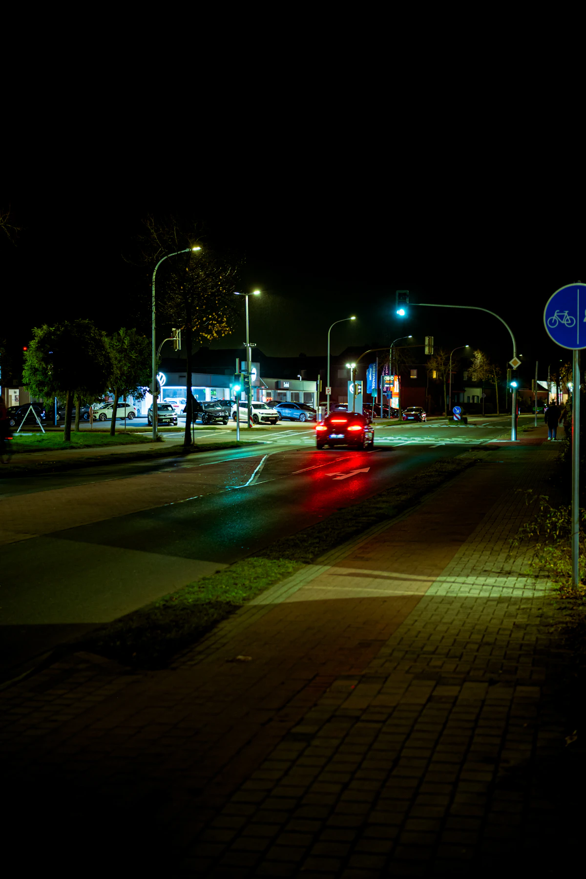 Nachtstraße mit Lichtern als Symbol für den Heimweg nach der Schicht