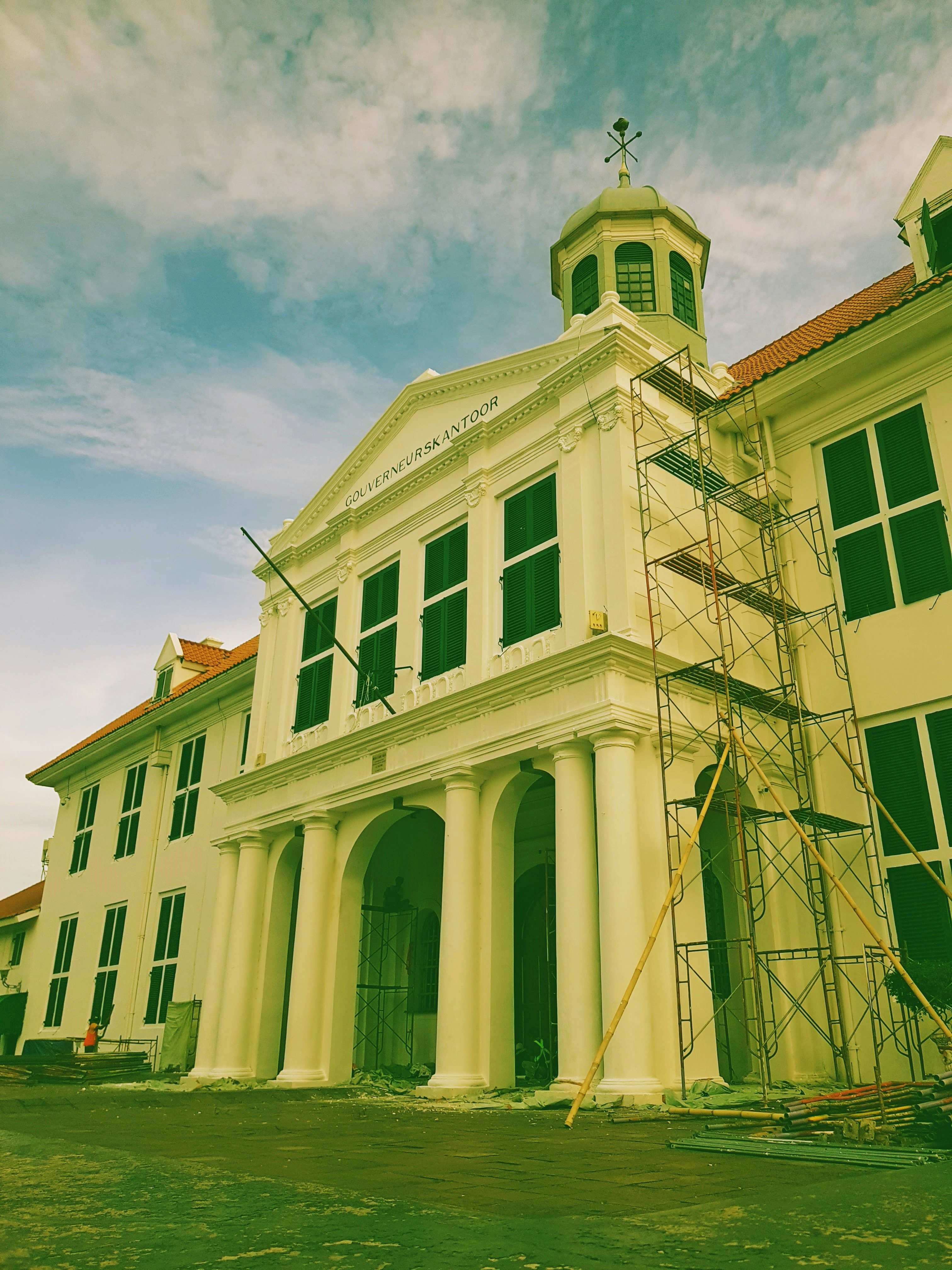 El antes y después de una fachada de casa renovada.