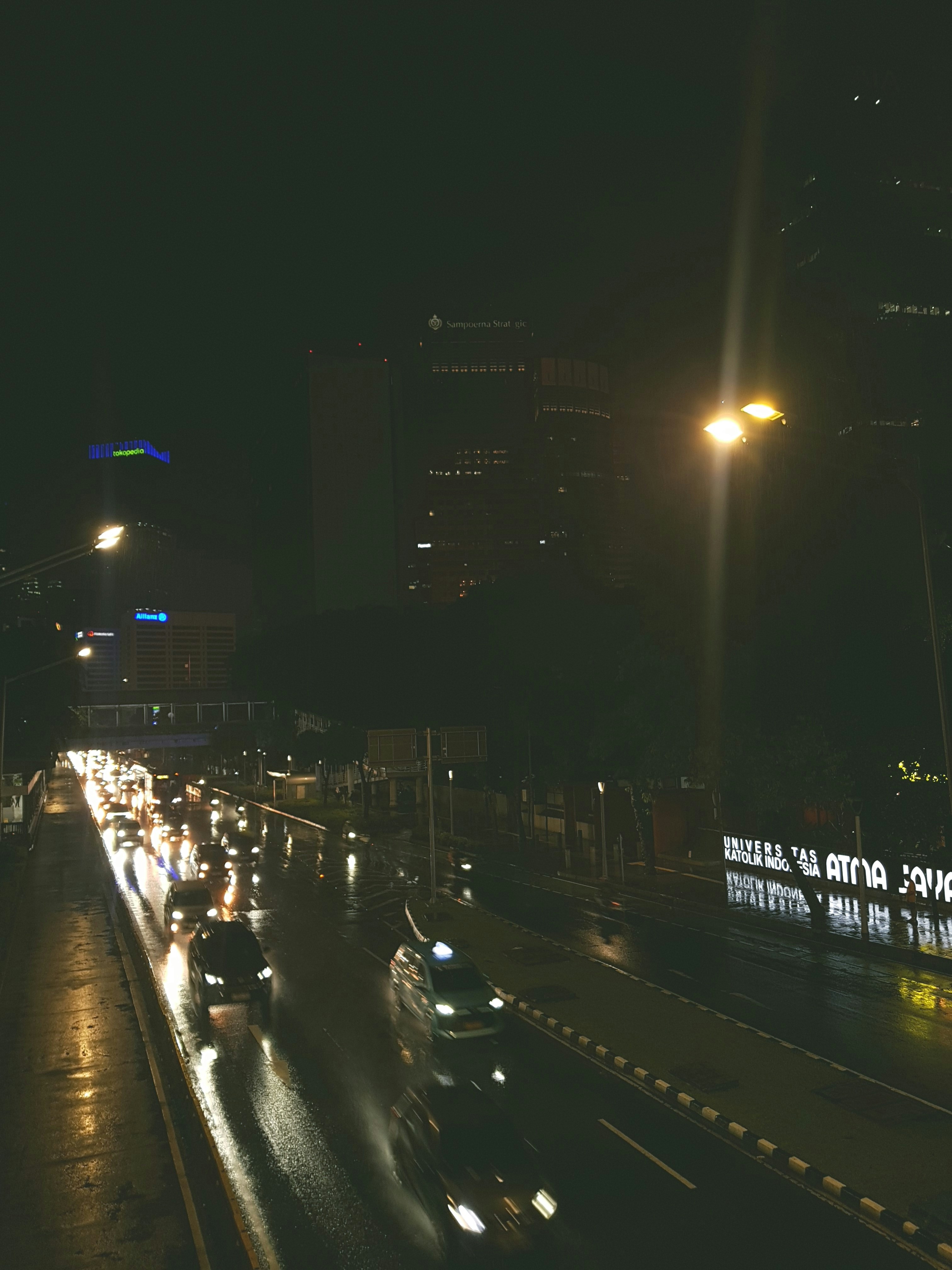 Autos, die nachts auf nasser Straße fahren