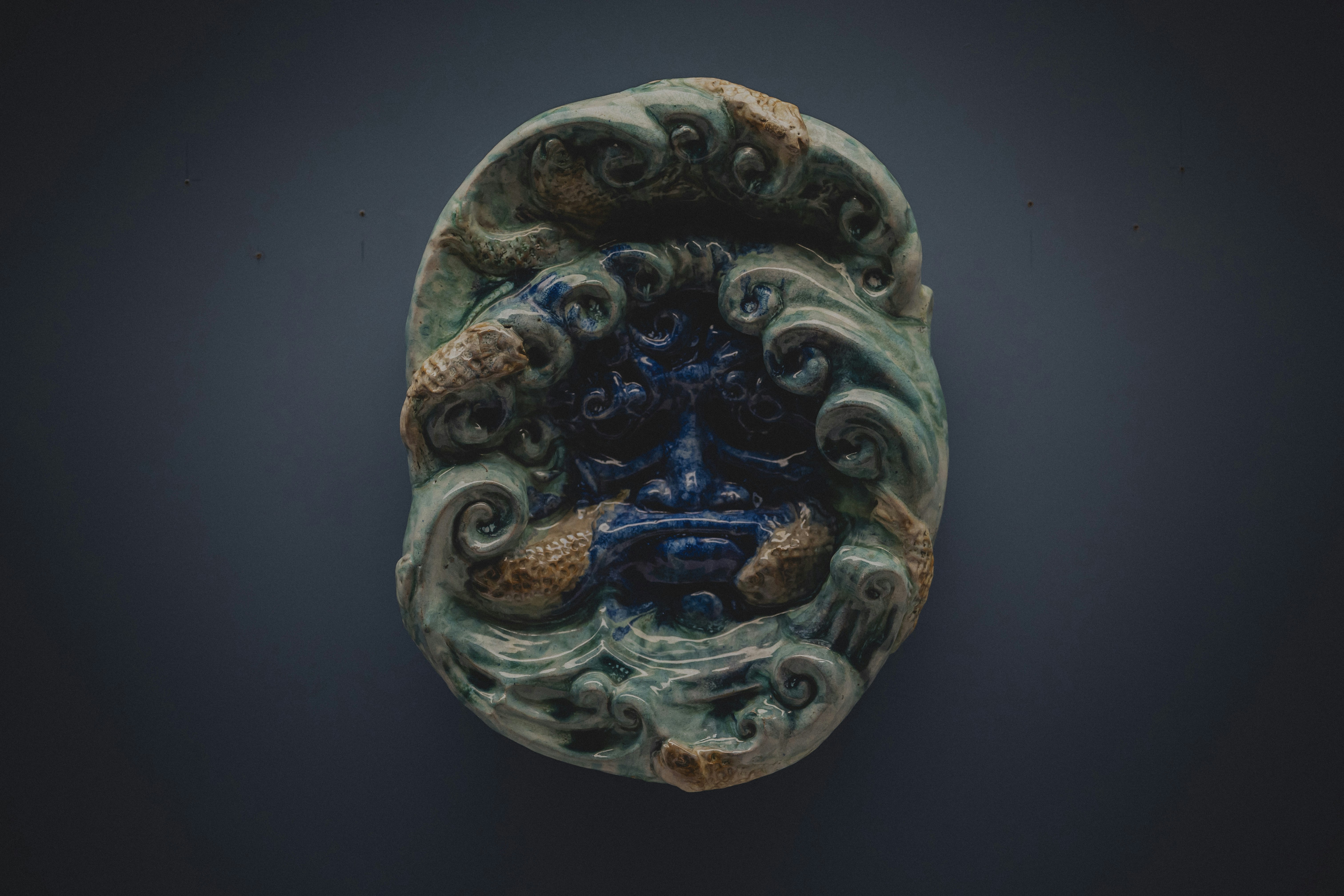 Antike Keramikmaske mit blauer und grüner Glasur