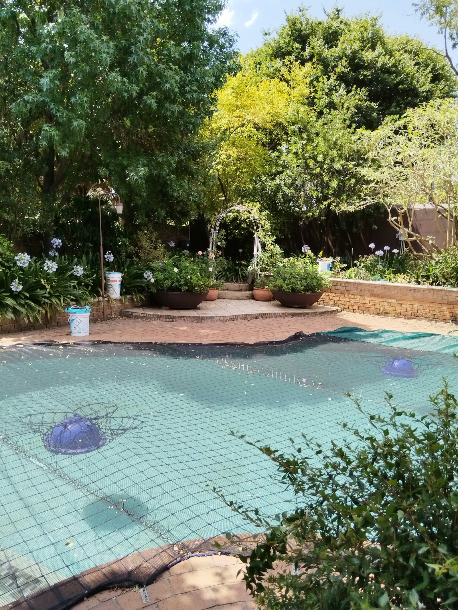 Pool mit Abdeckung – Servicethema Einwinterung
