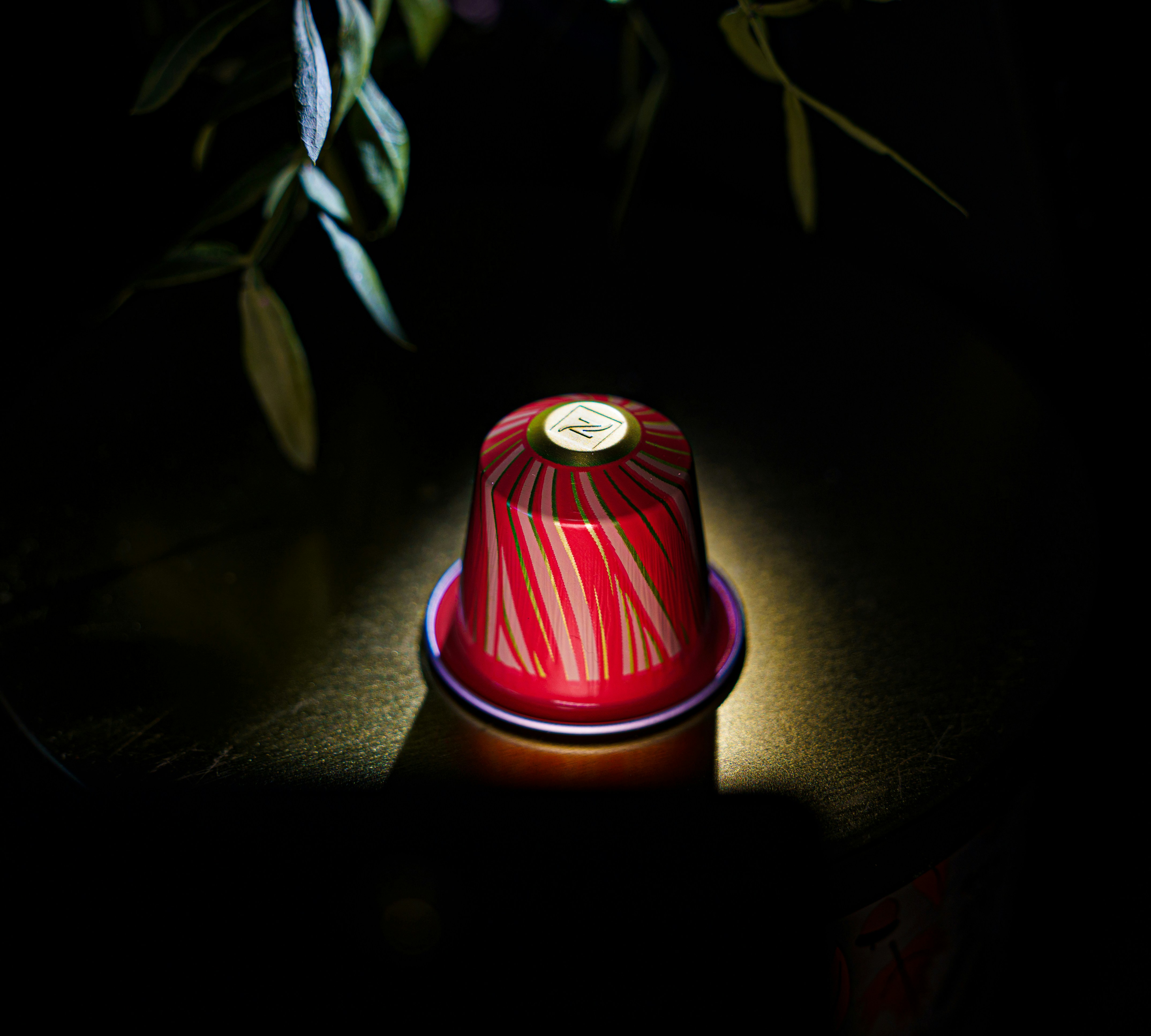 白い縞模様の赤いコーヒーカプセル1枚。