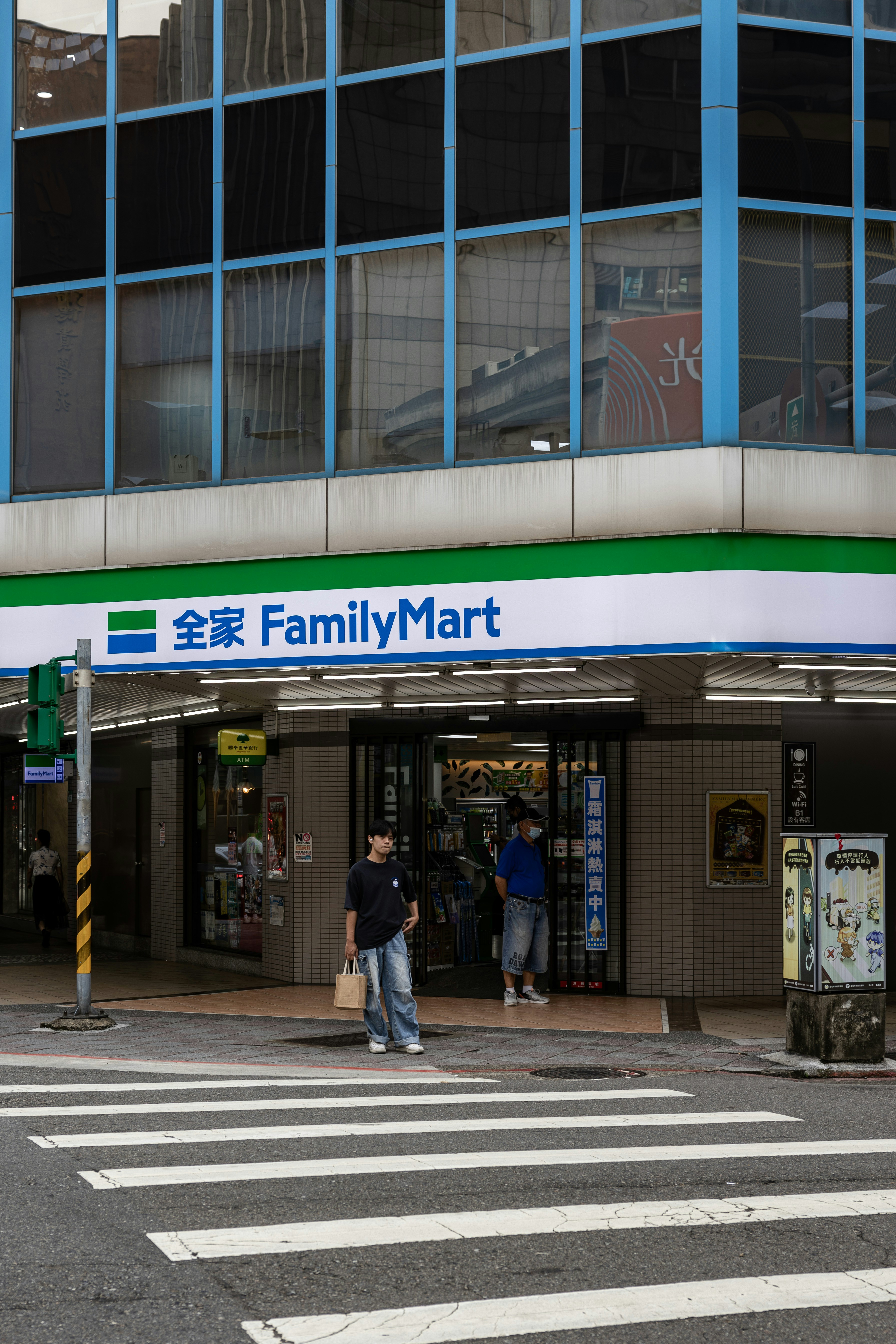 Entrada da loja de conveniência Familymart com pessoas do lado de fora