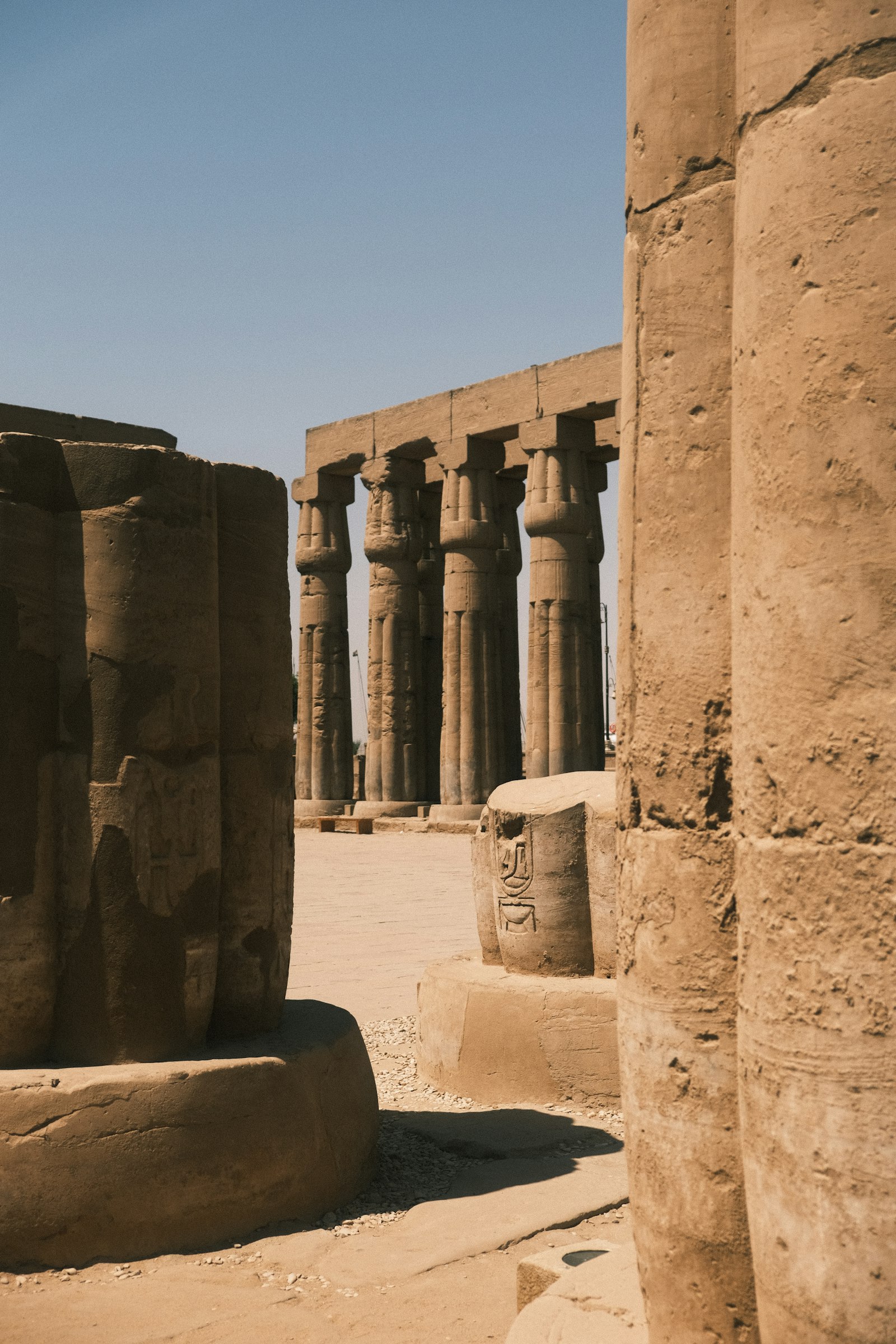 Il Tempio di Hatshepsut a Deir el-Bahari con le falesie sullo sfondo