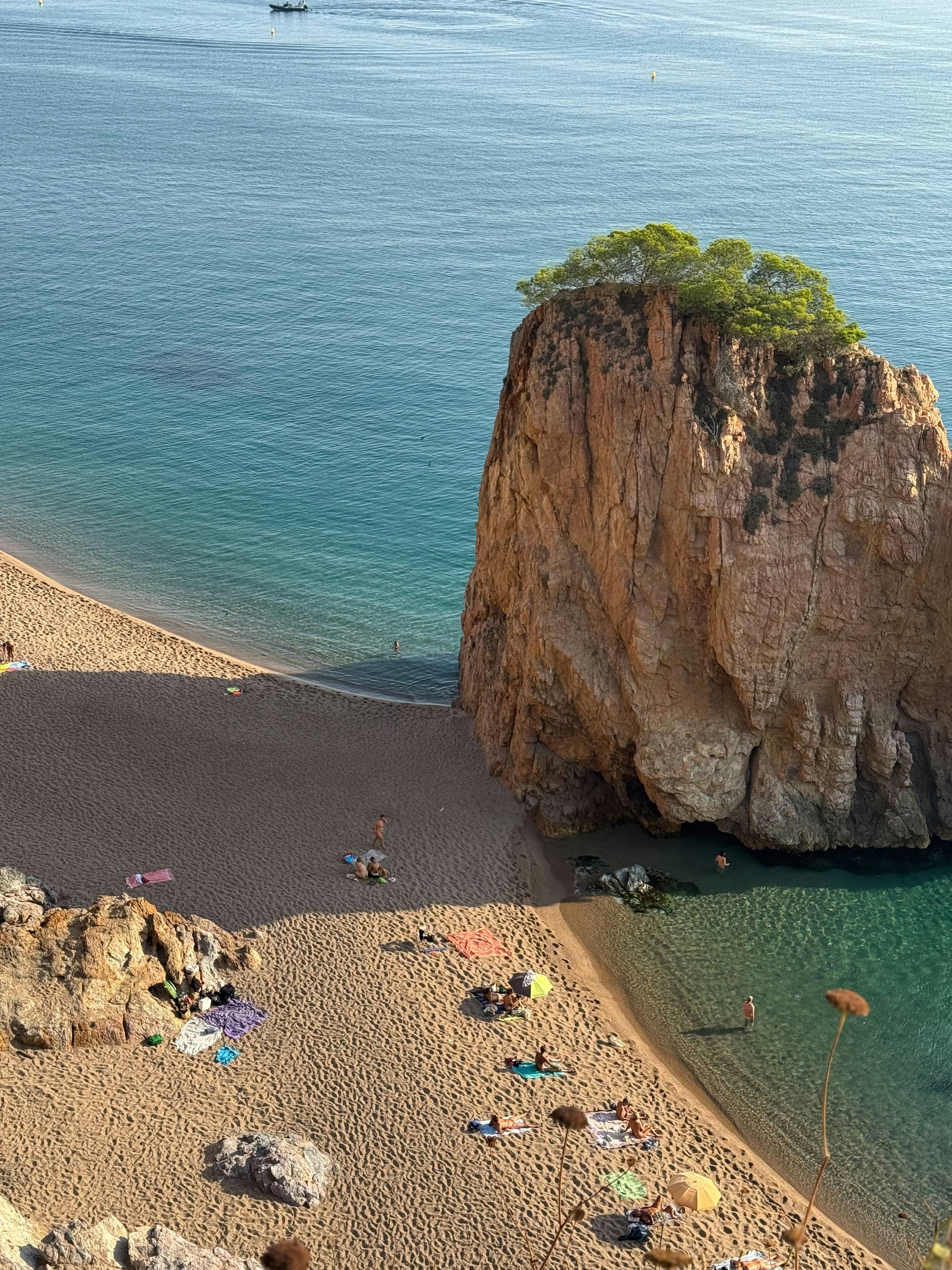 큰 바위와 잔잔한 바다가 있는 모래 해변