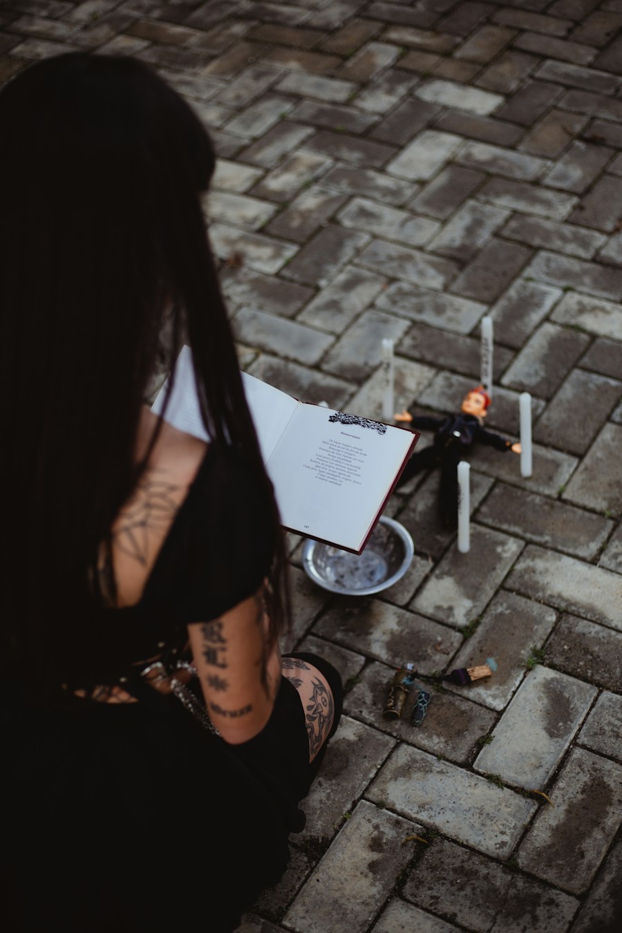 Escena ritual con velas y elementos simbólicos