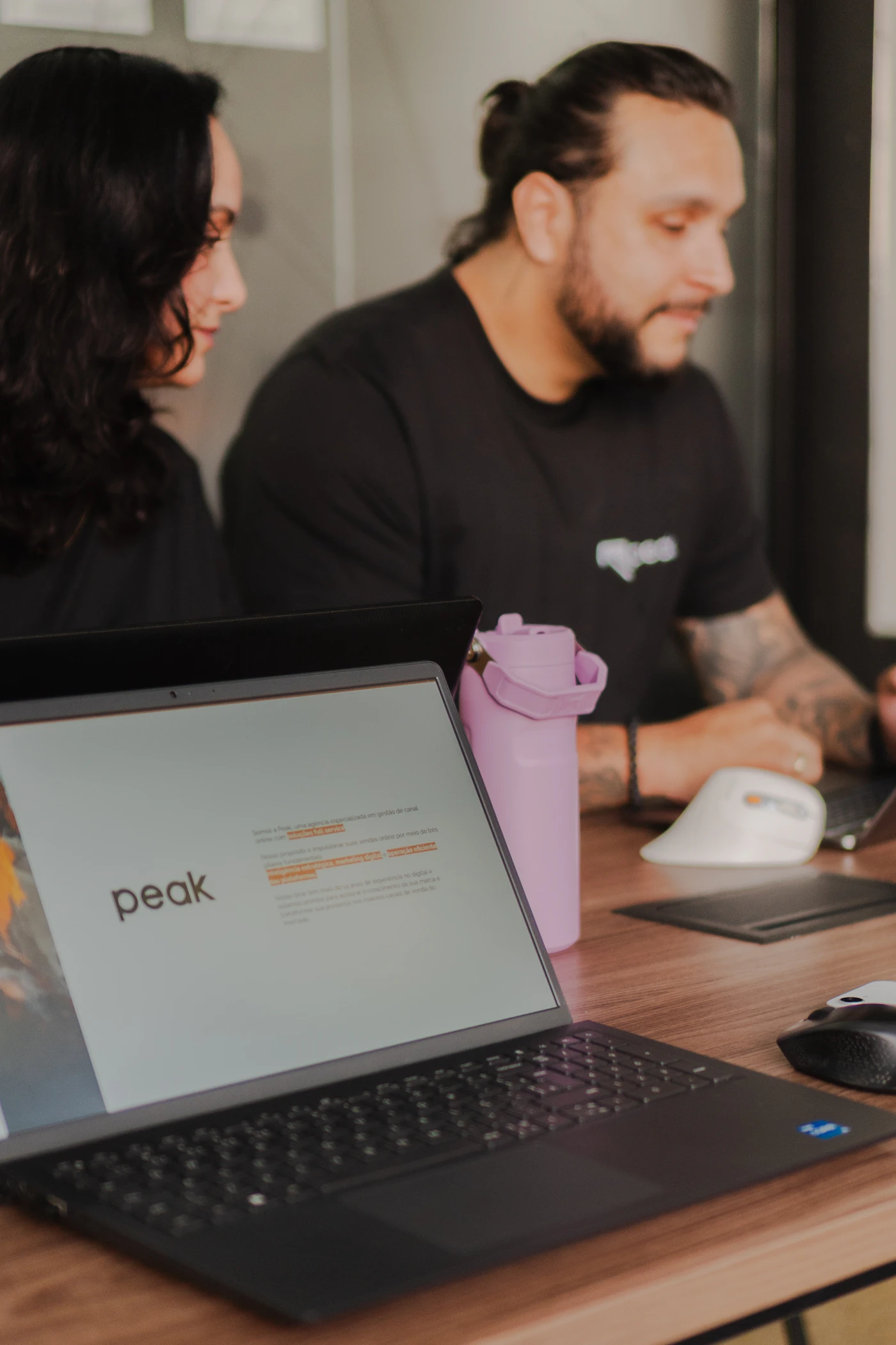 Zwei Personen planen gemeinsam eine digitale Marketingkampagne