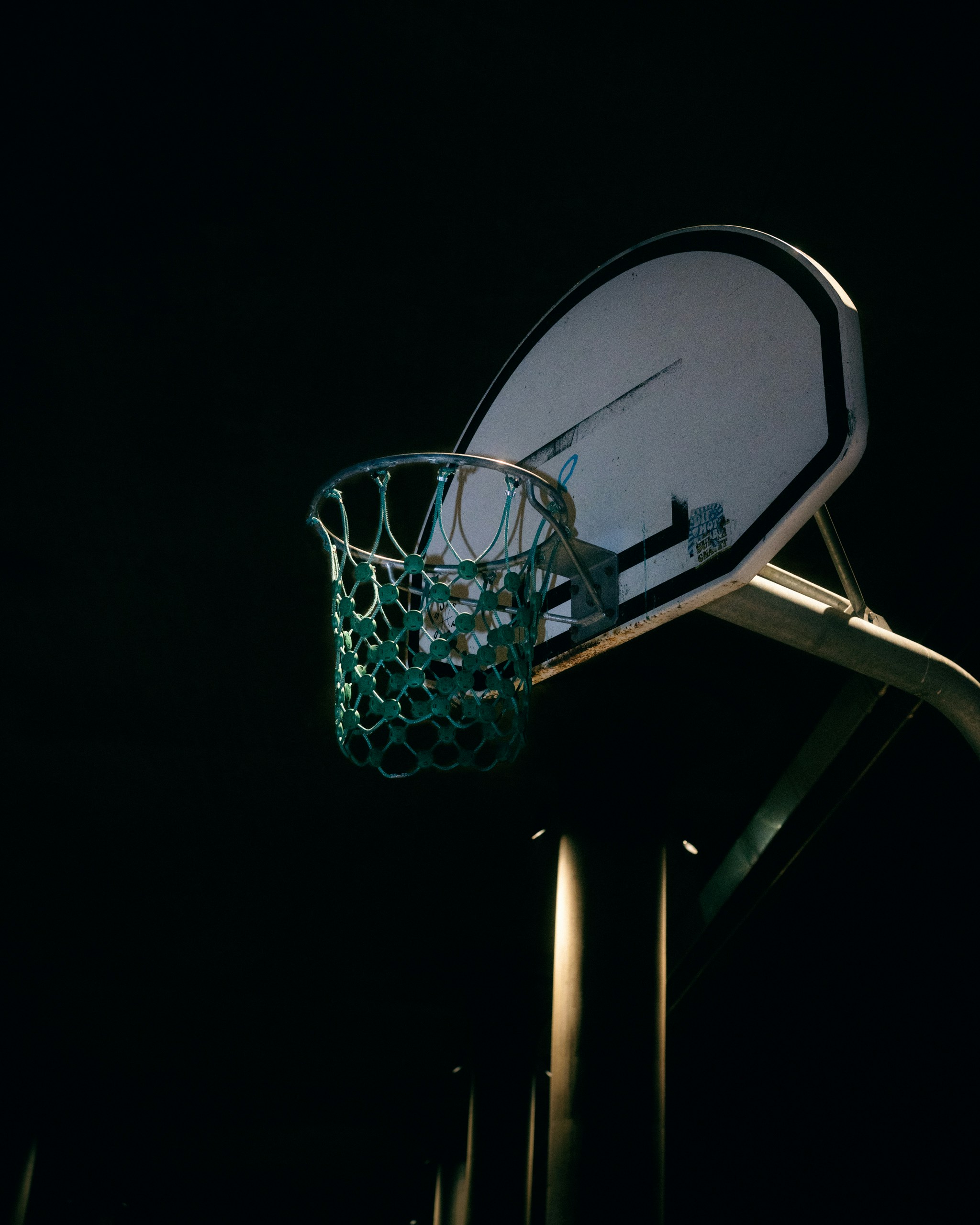 Panier de basket-ball avec un fond sombre